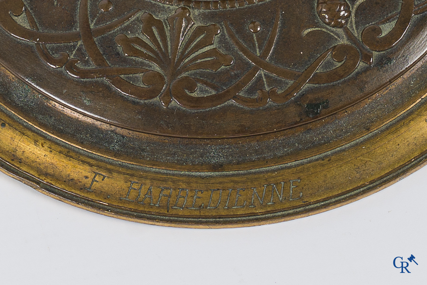 F. Barbedienne. Paar fijn geciseleerde bronzen kandelaars met kariatiden. Gesigneerd. Circa 1880.