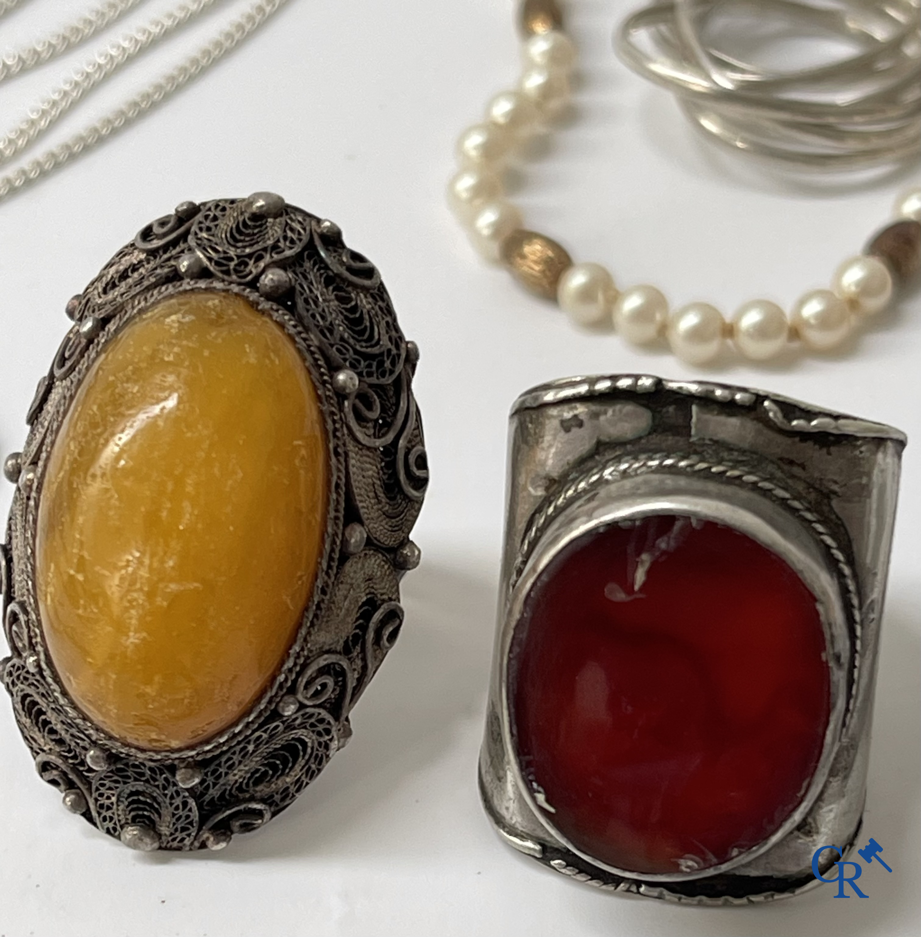 Bijoux. Lot d'objets et de bijoux en argent ou montés argent.  On y joint un lot avec des montres et des bijoux en métal.
