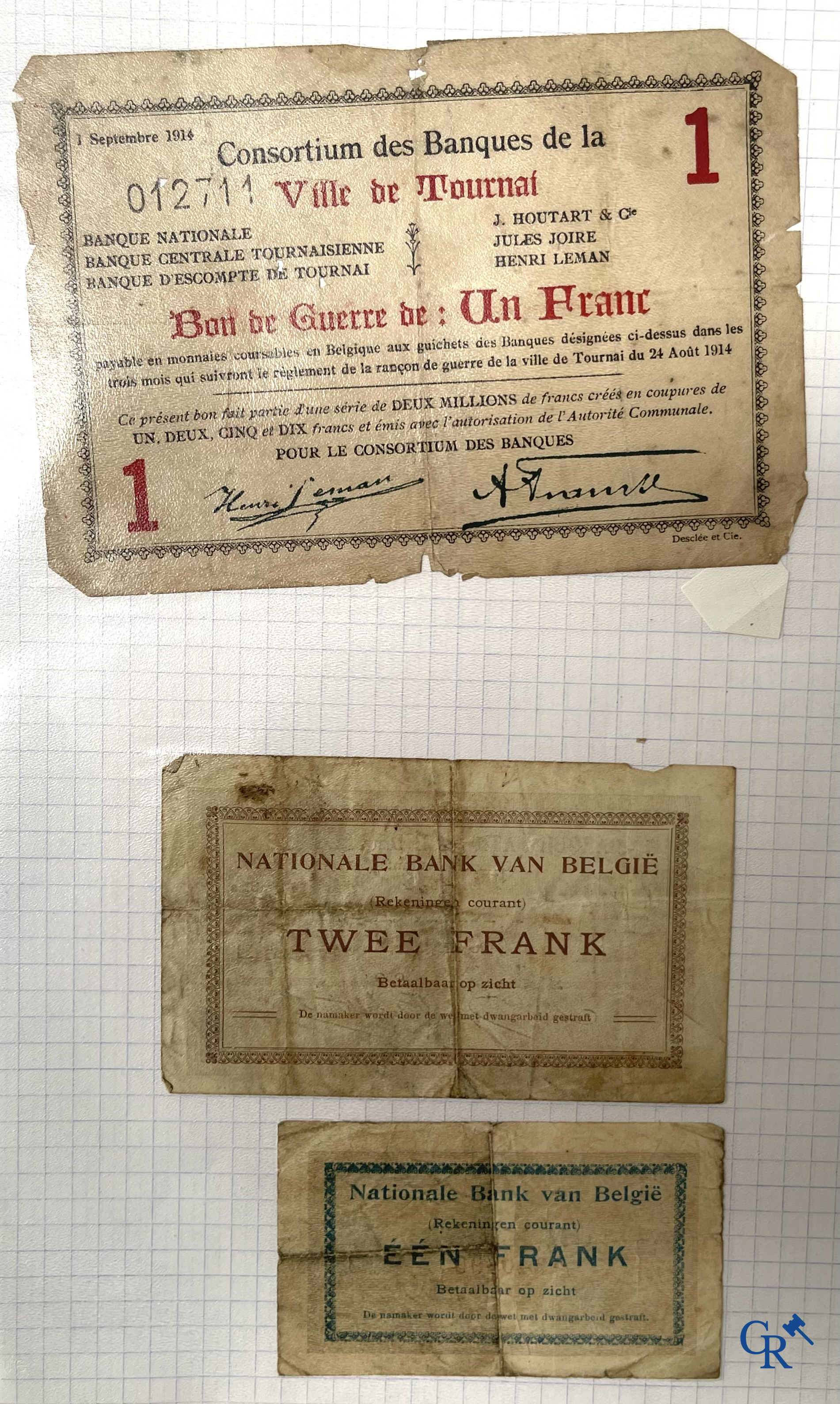 Oude munten en bankbiljetten. Een grote verzameling oude munten en bankbiljetten. Meerdere munten in zilver.