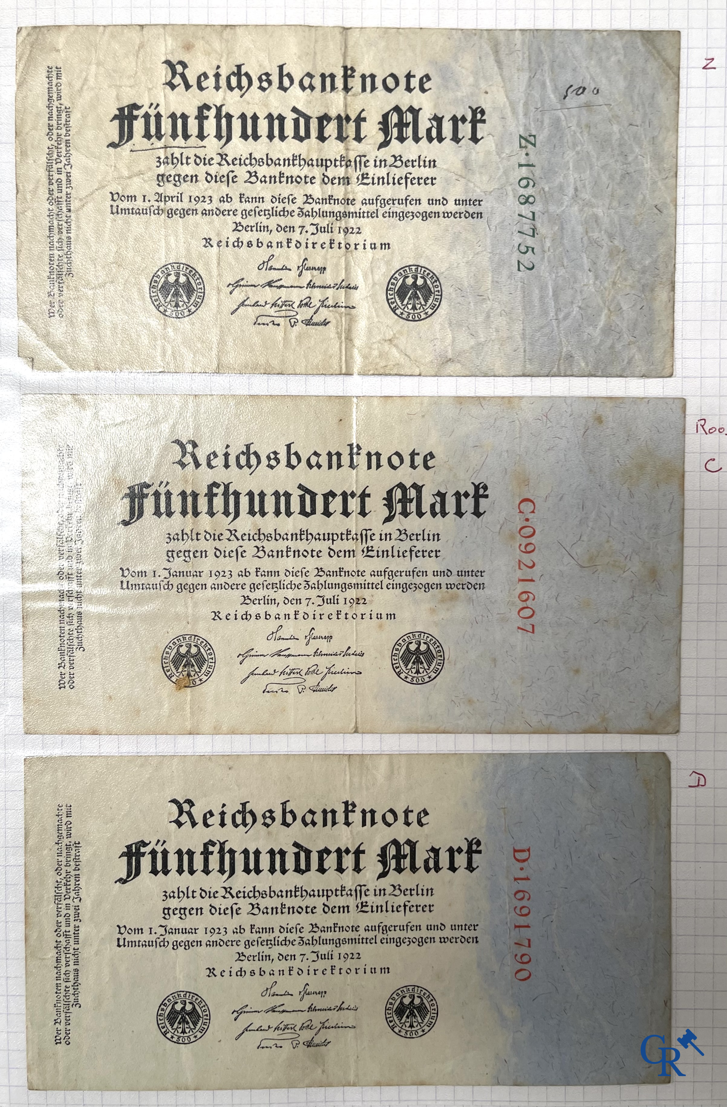 Oude munten en bankbiljetten. Een grote verzameling oude munten en bankbiljetten. Meerdere munten in zilver.
