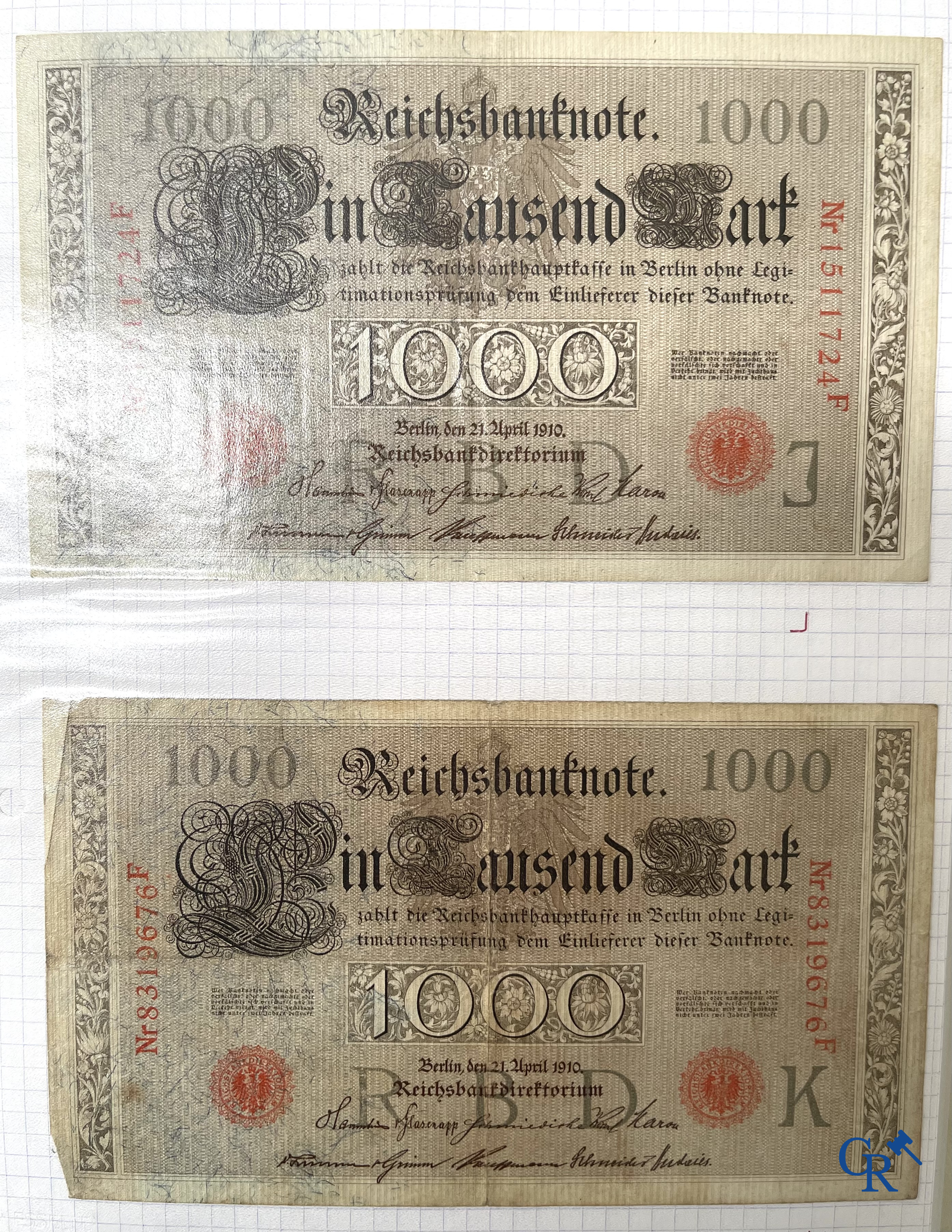 Oude munten en bankbiljetten. Een grote verzameling oude munten en bankbiljetten. Meerdere munten in zilver.
