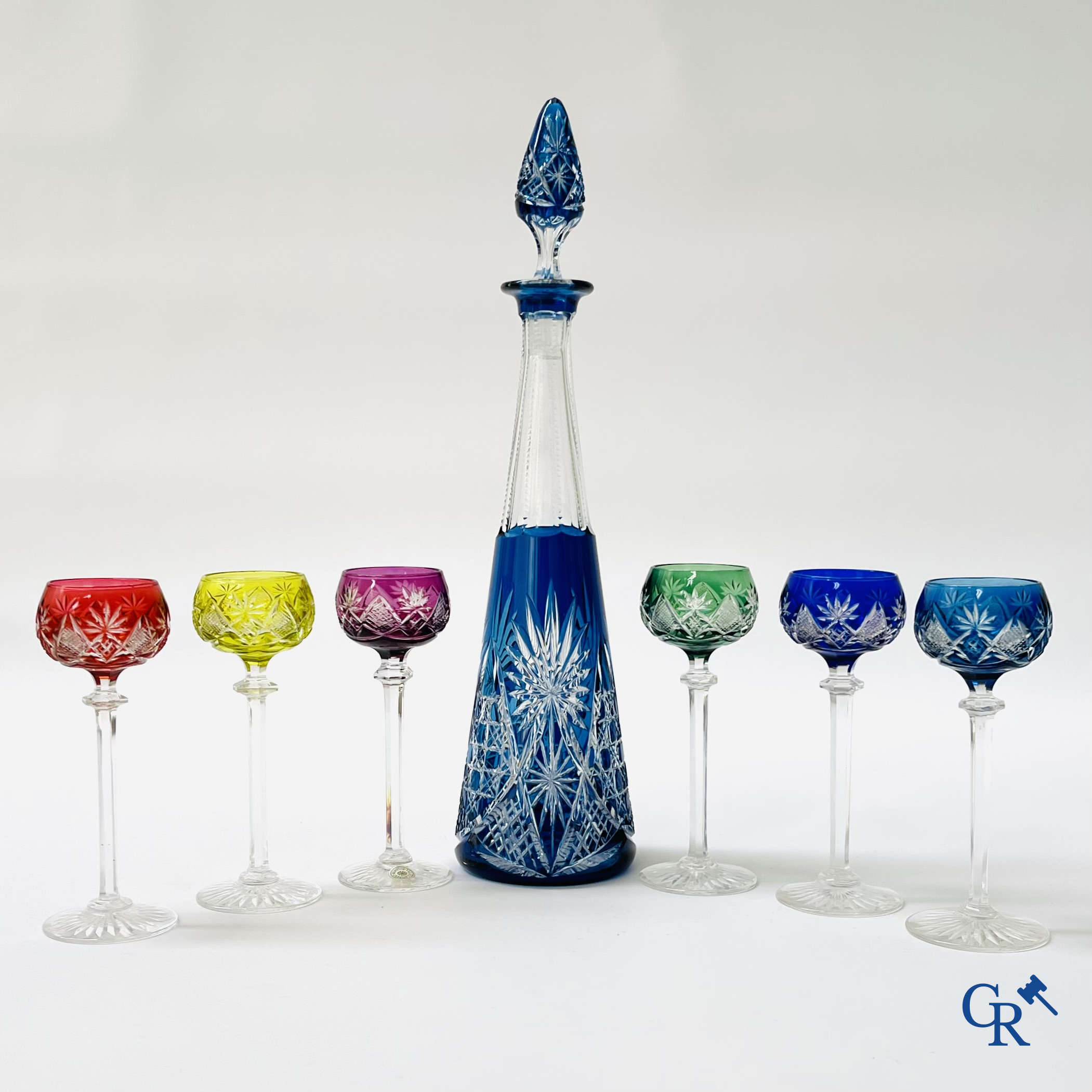 Val Saint Lambert. Een kristal geslepen karaf met 6 gekleurde glaasjes in de originele doos.
