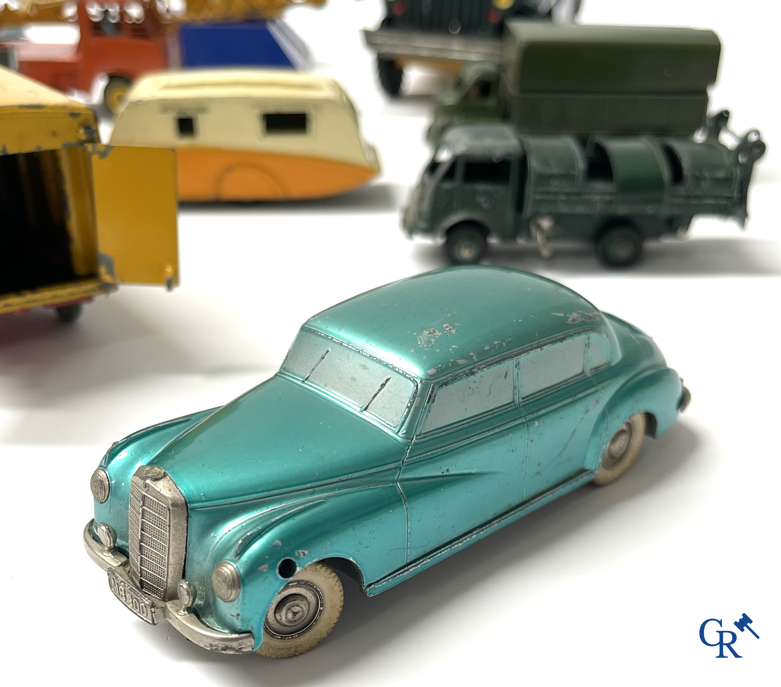 Oud speelgoed. Een interessant lot speelgoed. Dinky toys, Prameta Kölner Automodelle, Contstruction Jeep Japan, enz.