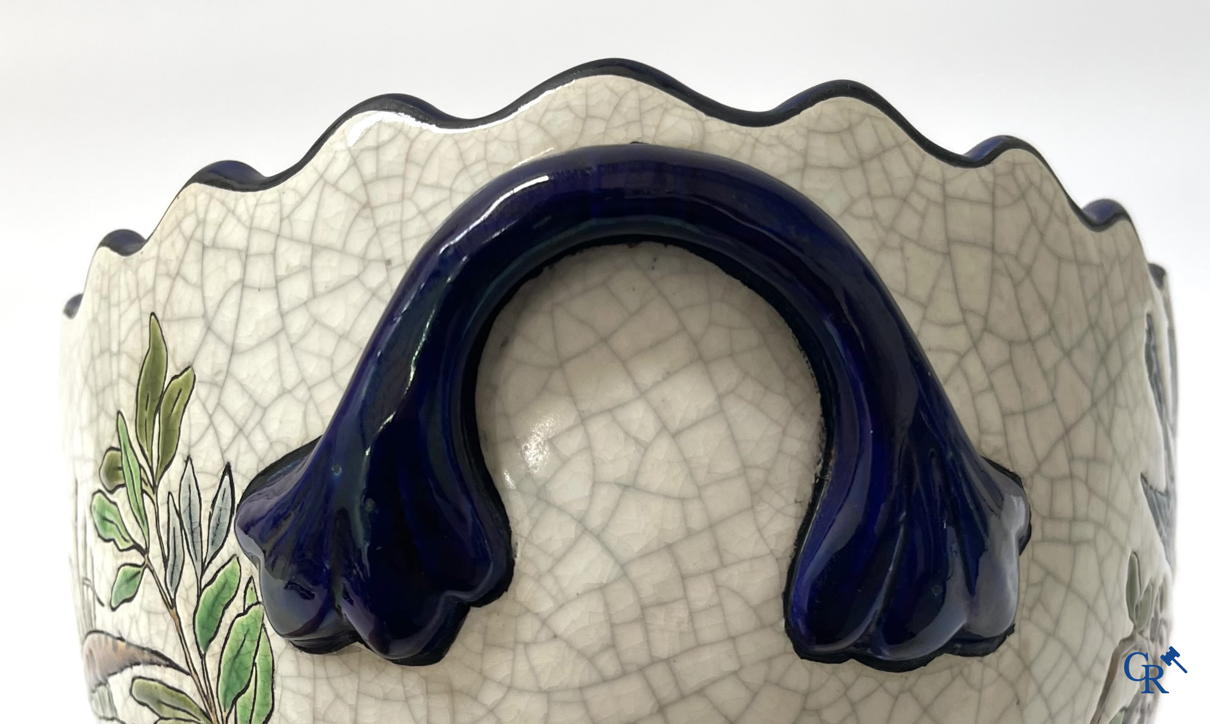 Longwy France, Société des Faienceries. Grote jardiniere of milieu de table in geëmailleerde faience. Circa 1900.