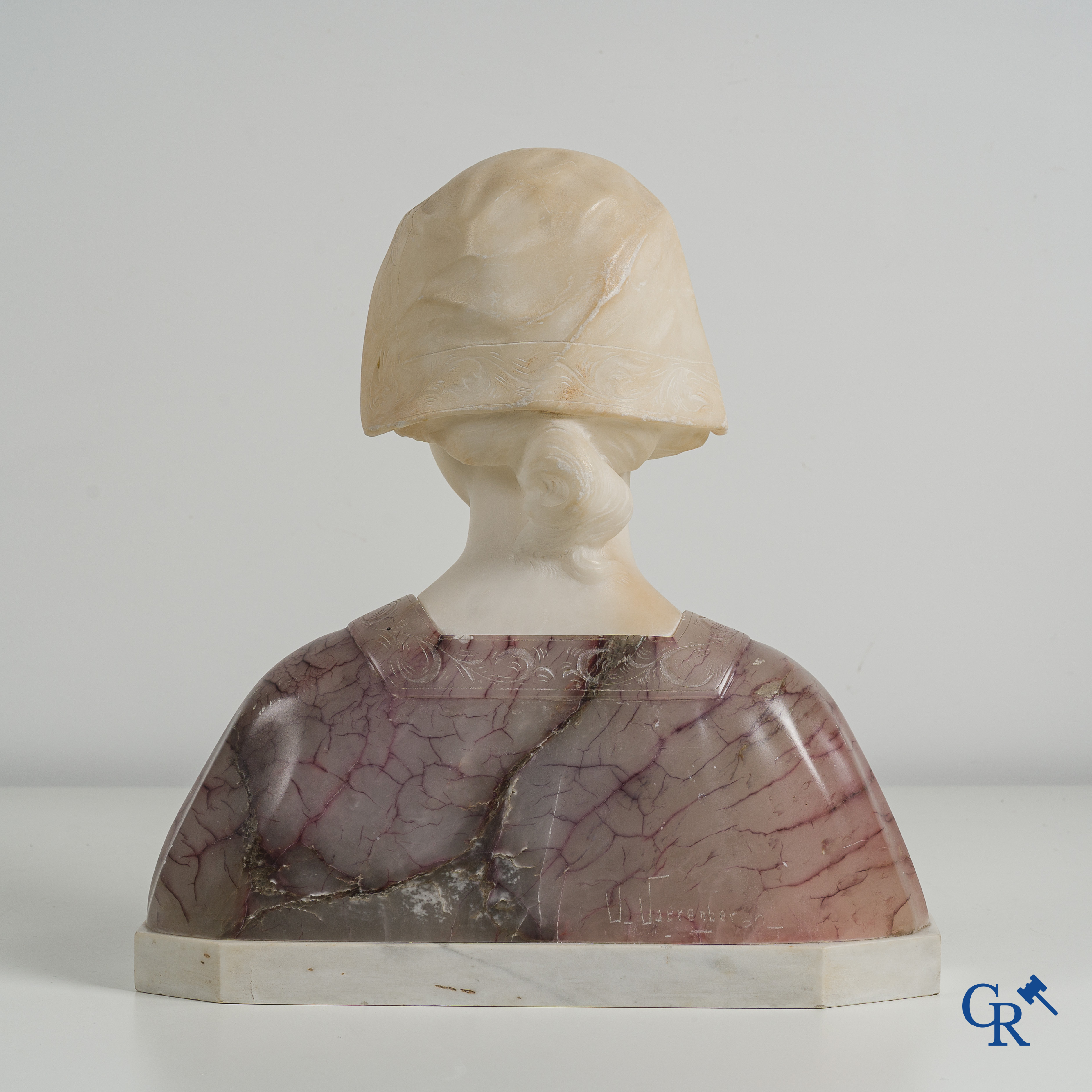 Gustave Van Vaerenbergh (1873-1927) Bust of a noble lady in white and violet veined marble. Around 1920.