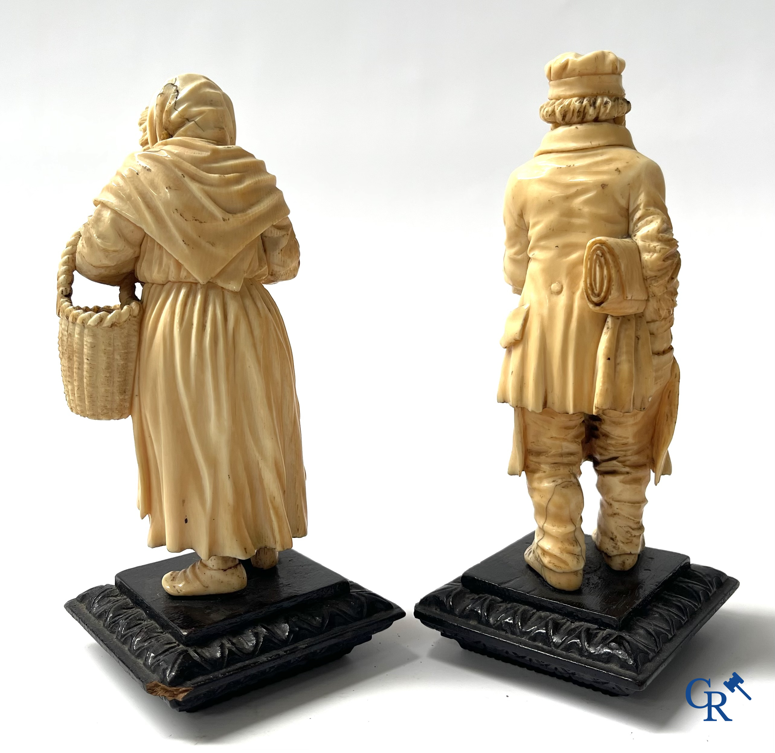 Paar personages in gesculpteerd bot op een zwartgelakte houten sokkel. Duitsland of Frankrijk, 19e eeuw.