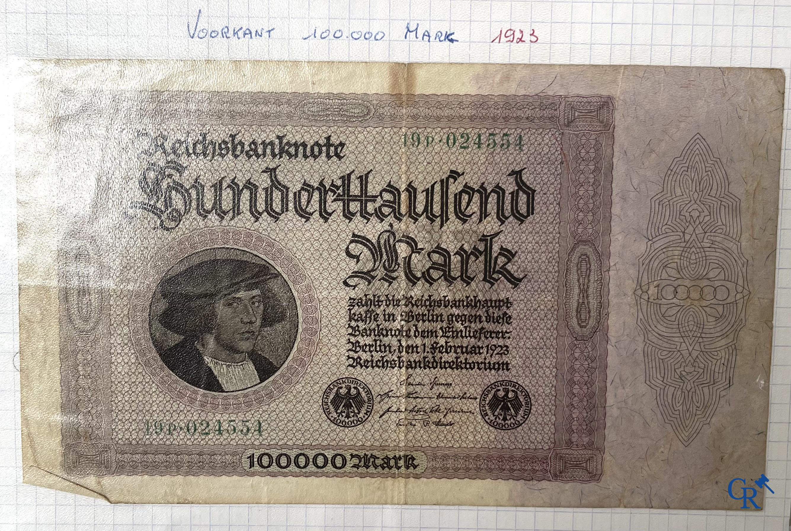Oude munten en bankbiljetten. Een grote verzameling oude munten en bankbiljetten. Meerdere munten in zilver.