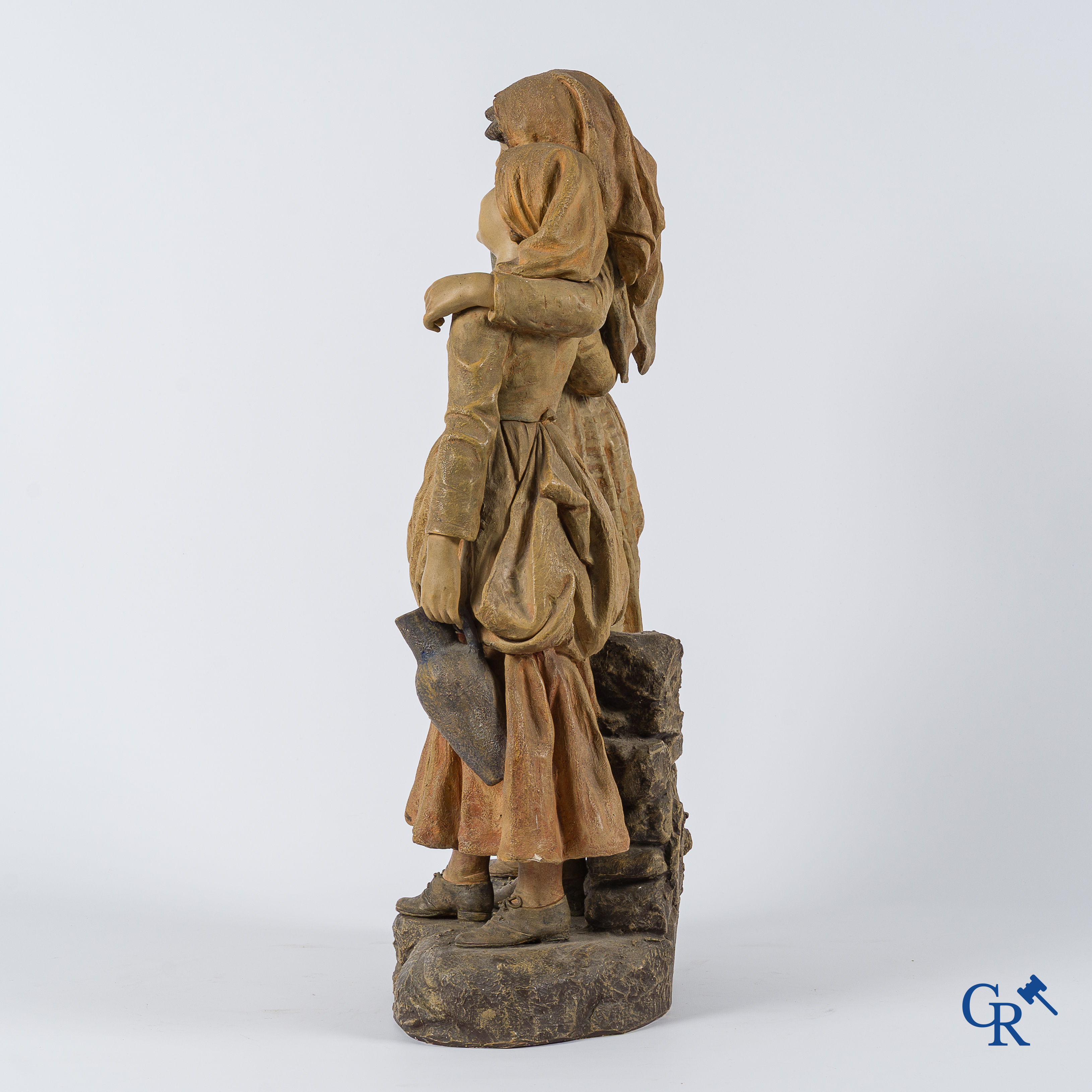 Friedrich Goldscheider Wien. Groot terra cotta beeld, de waterdraagsters. Gesigneerd G. Tole, circa 1910.