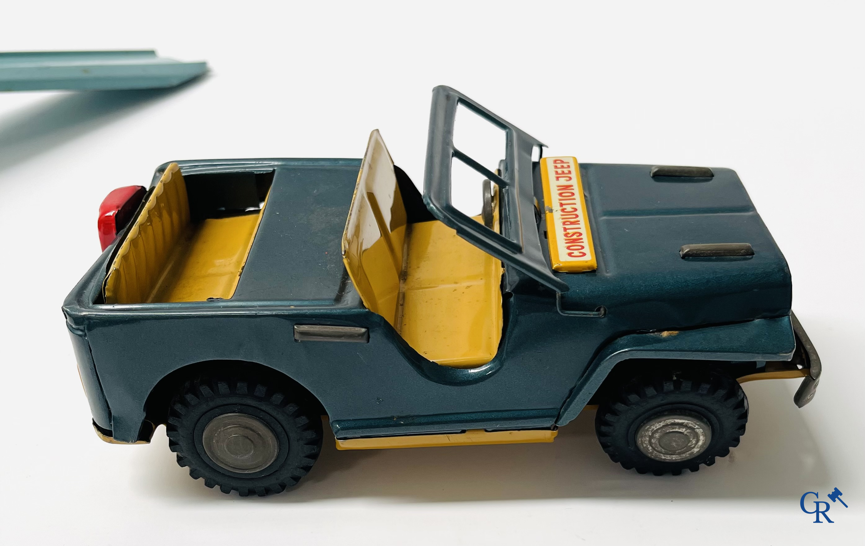 Oud speelgoed. Een interessant lot speelgoed. Dinky toys, Prameta Kölner Automodelle, Contstruction Jeep Japan, enz.