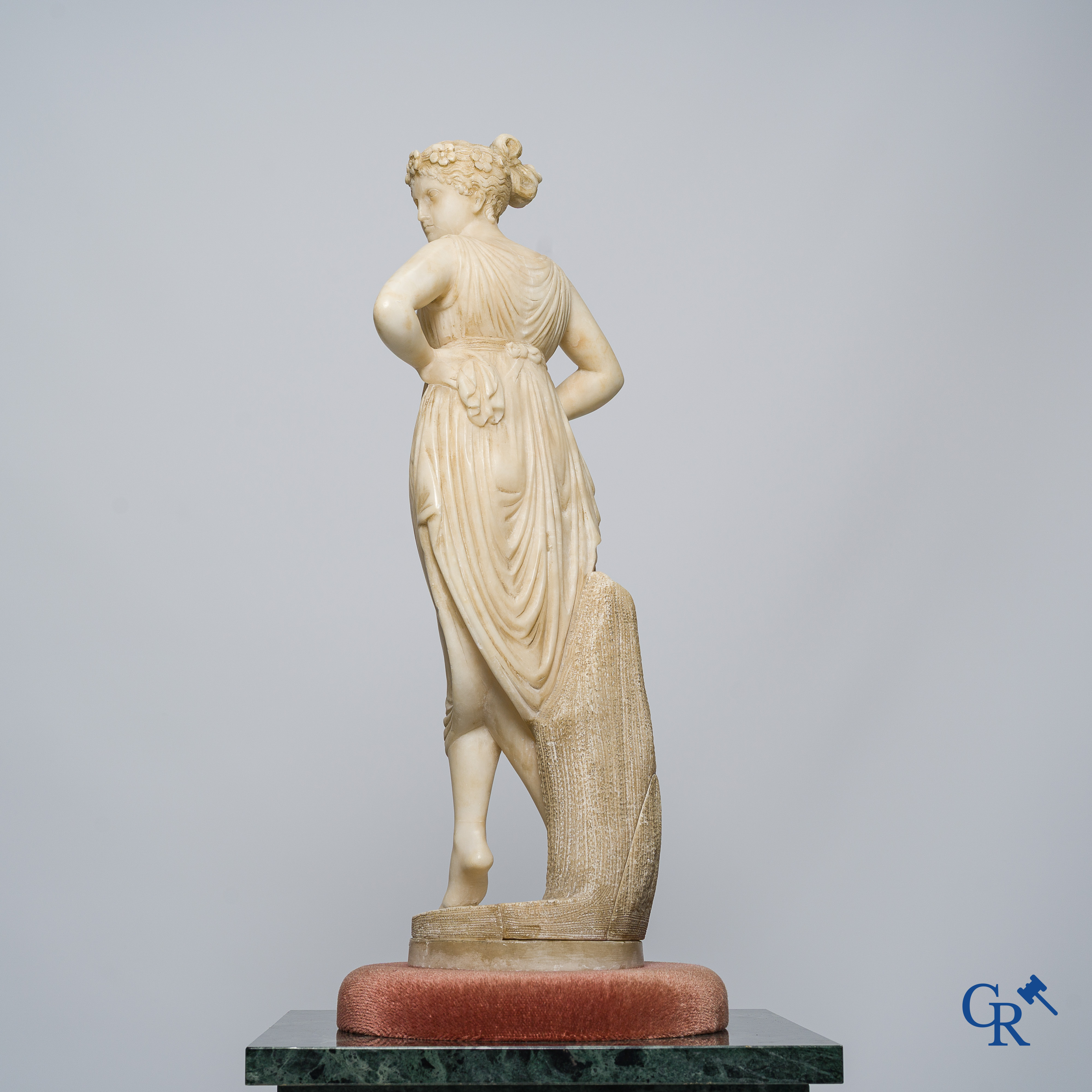 Naar een model van Antonio Canova. Gesculpteerd albast. Circa 1900.