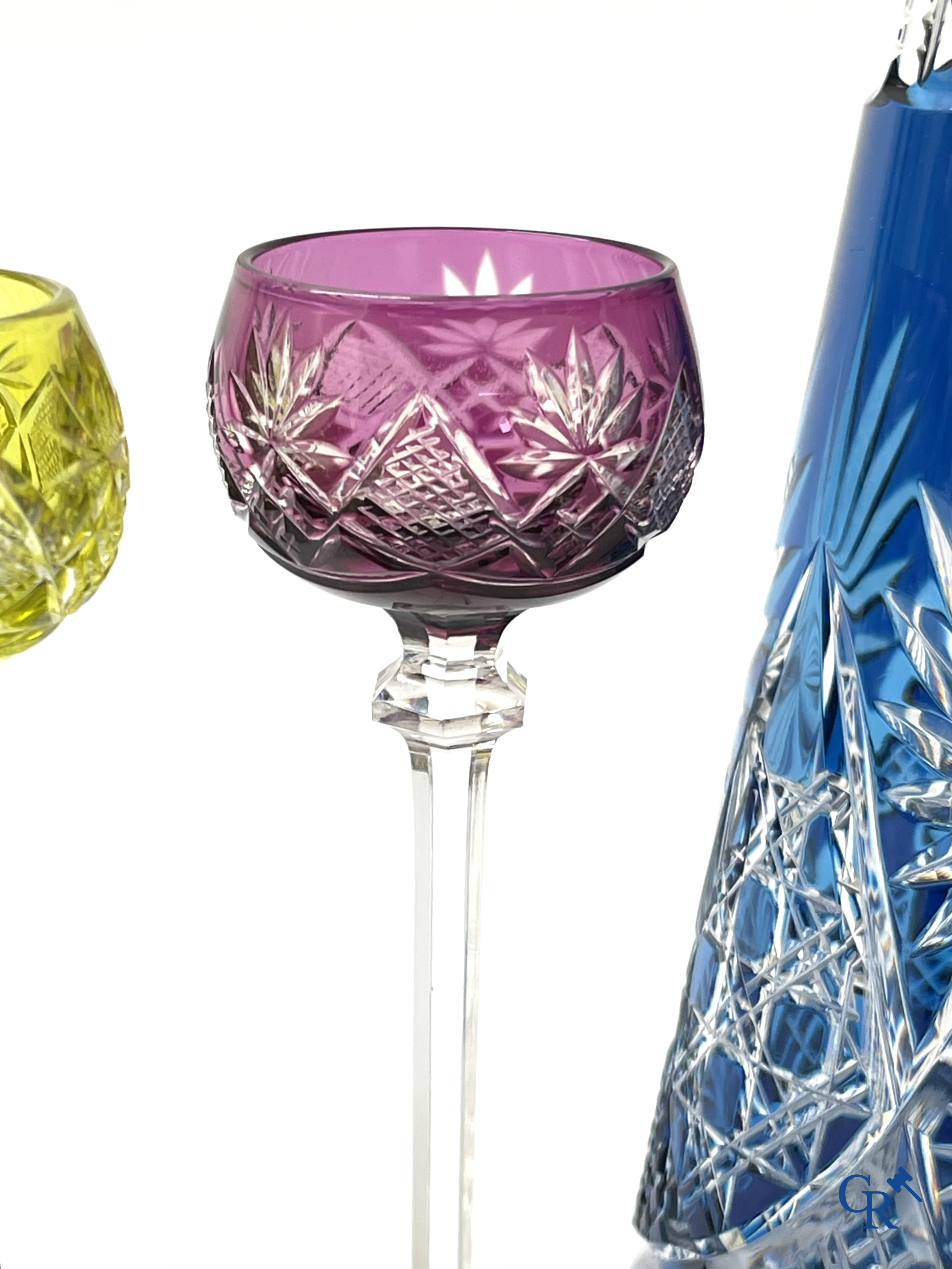 Val Saint Lambert. Een kristal geslepen karaf met 6 gekleurde glaasjes in de originele doos.