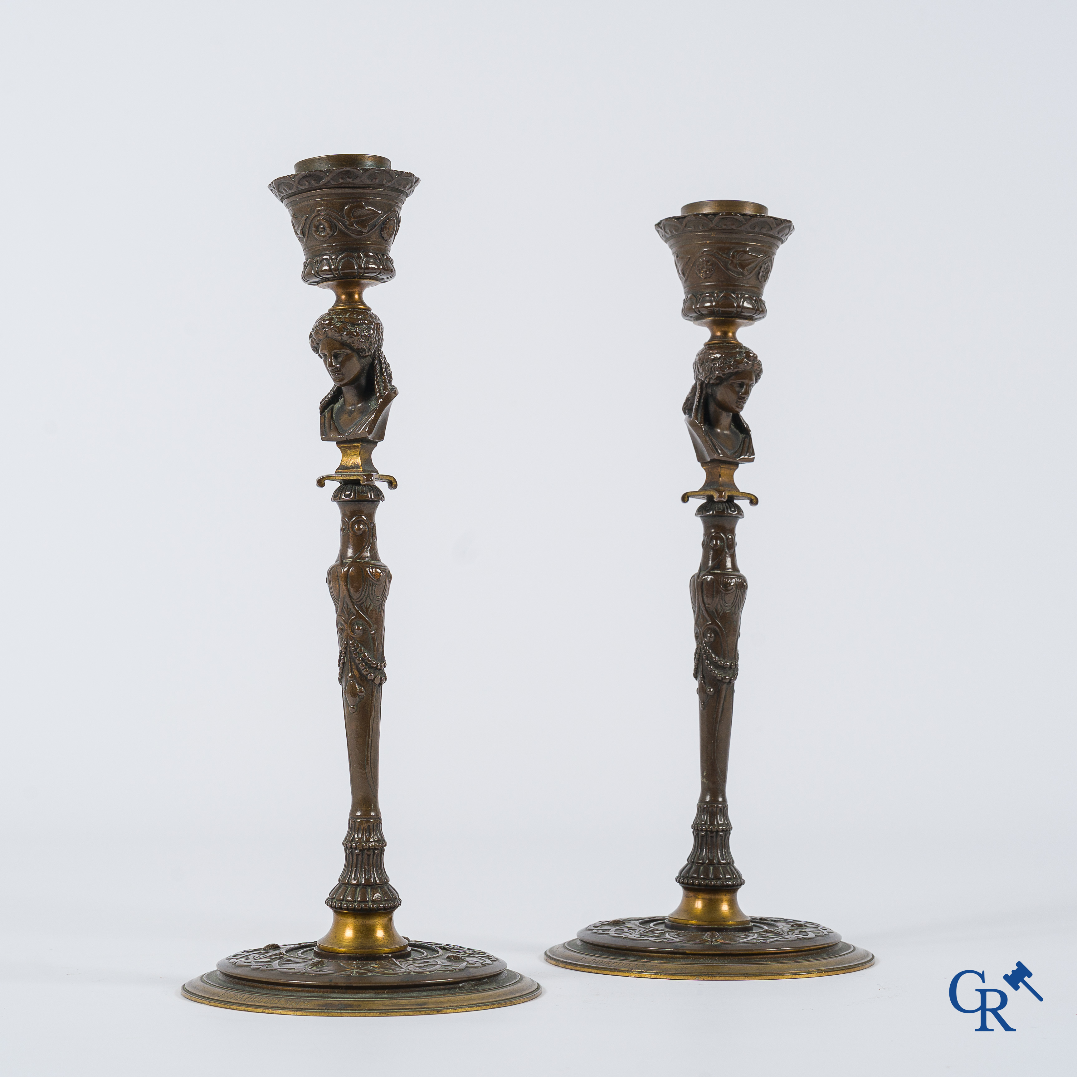 F. Barbedienne. Paar fijn geciseleerde bronzen kandelaars met kariatiden. Gesigneerd. Circa 1880.