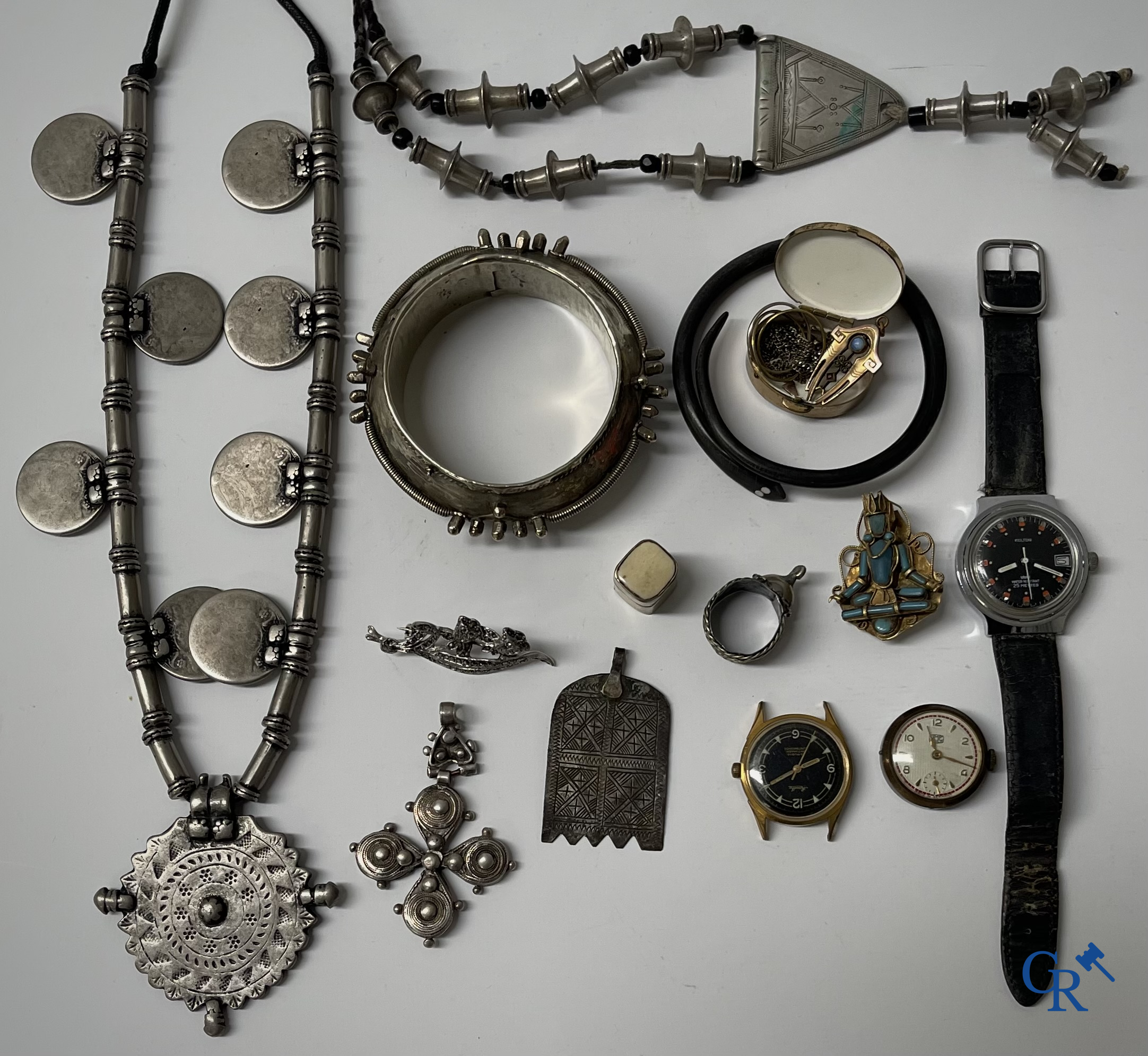 Bijoux. Lot d'objets et de bijoux en argent ou montés argent.  On y joint un lot avec des montres et des bijoux en métal.