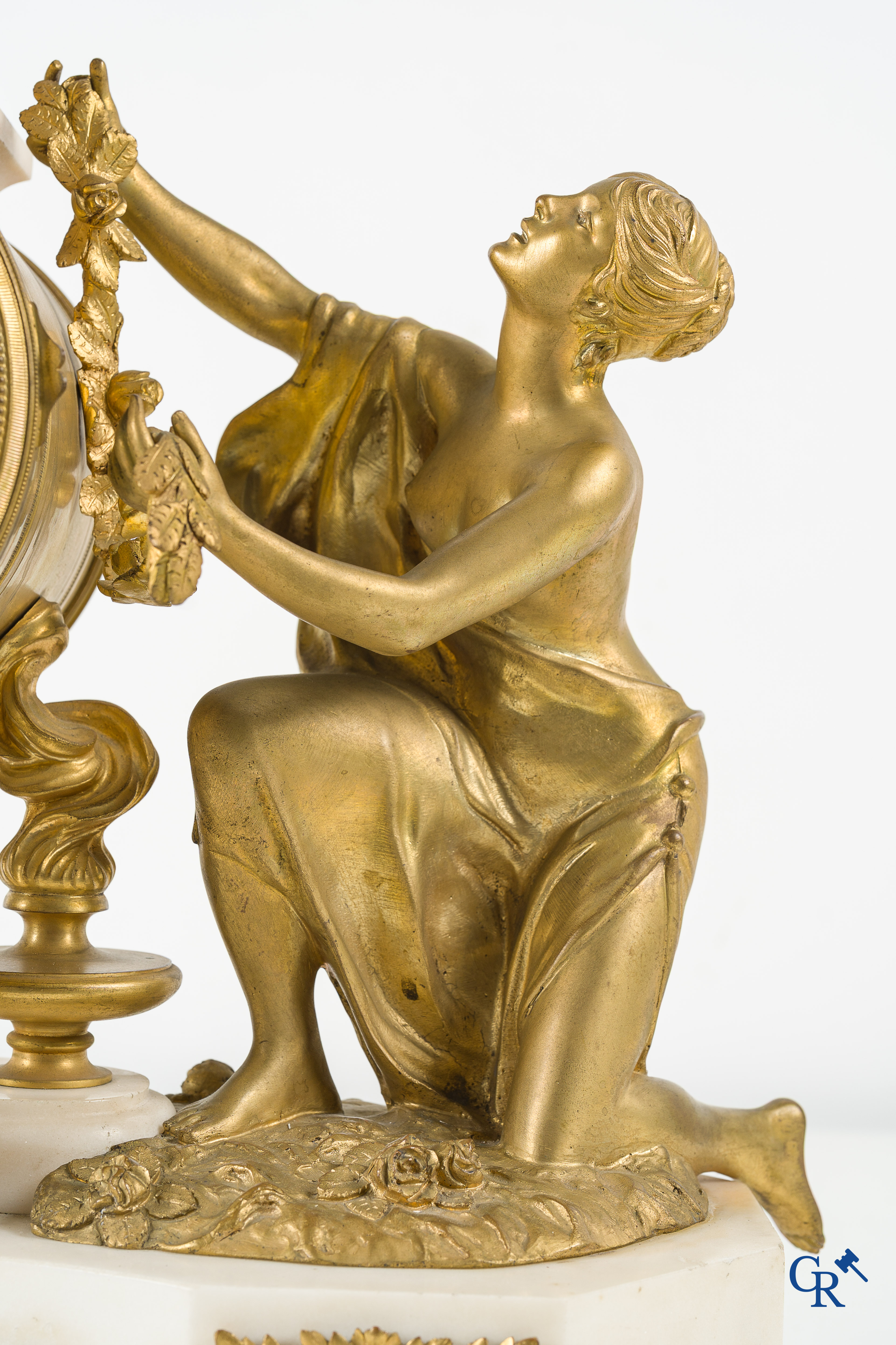 Imposante schouwklok in Carrara marmer en vergulde brons, LXVI-stijl. Frankrijk, circa 1860.