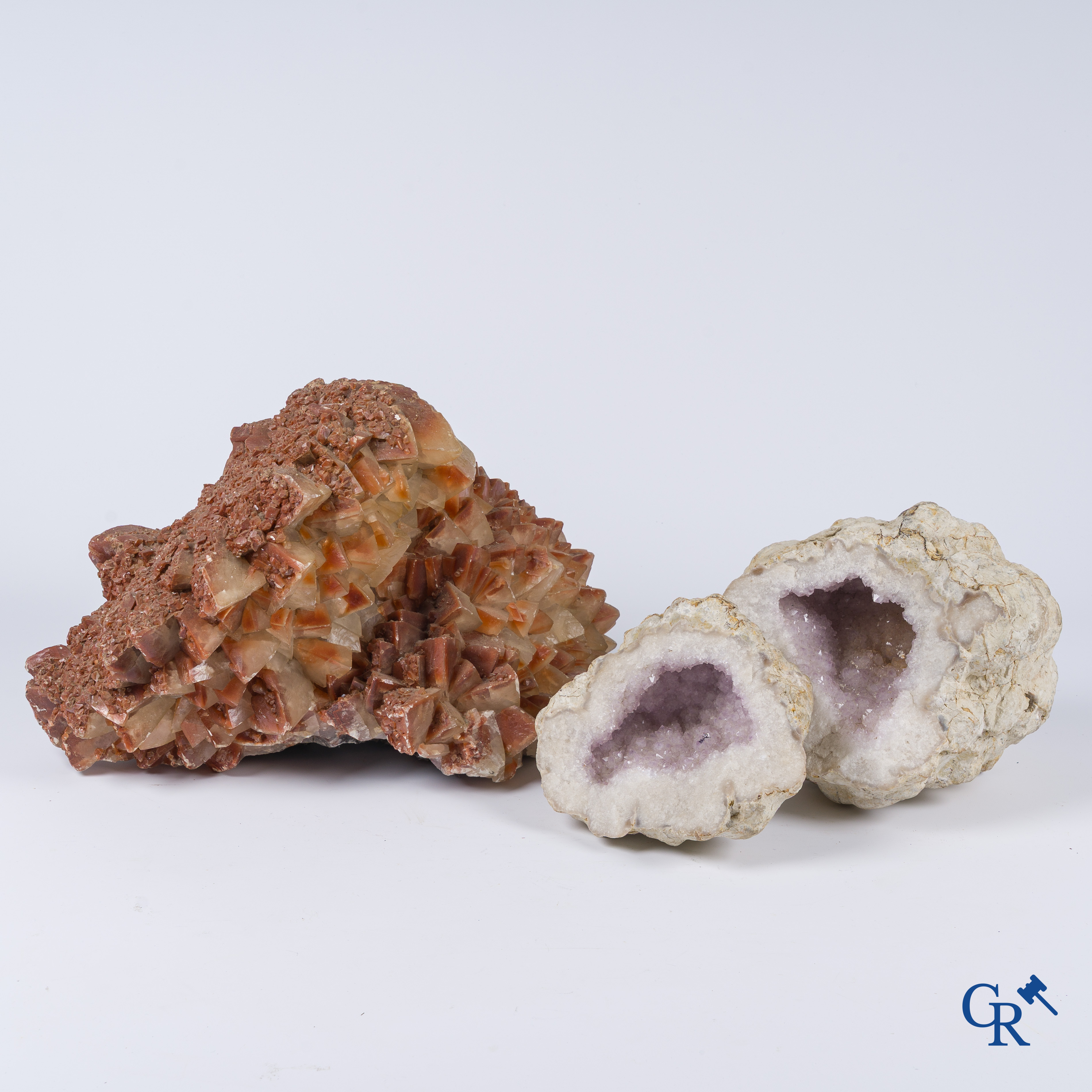 3 stuks gesteente. Een grote Aragonietkristal, een bergkristal en een grote Agaat Geode Duo.