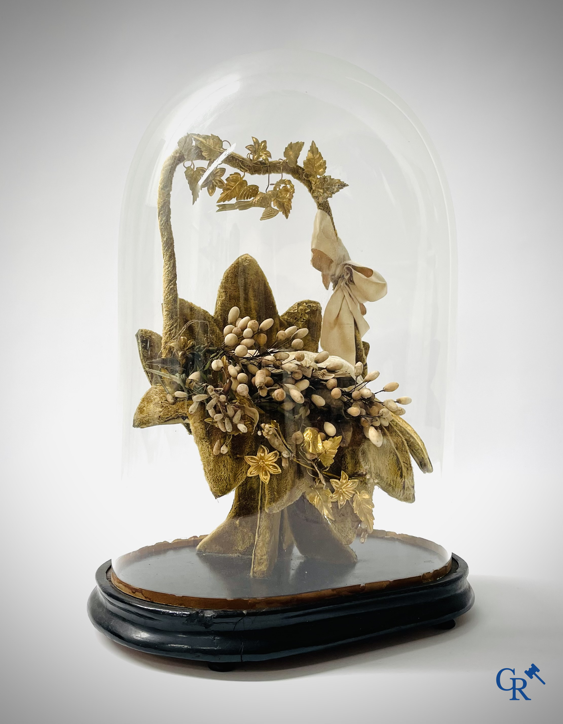 2 globes in glas met een bruidsboeket op sokkel bewerkt met ornamenten in vergulde messing. Circa 1900.