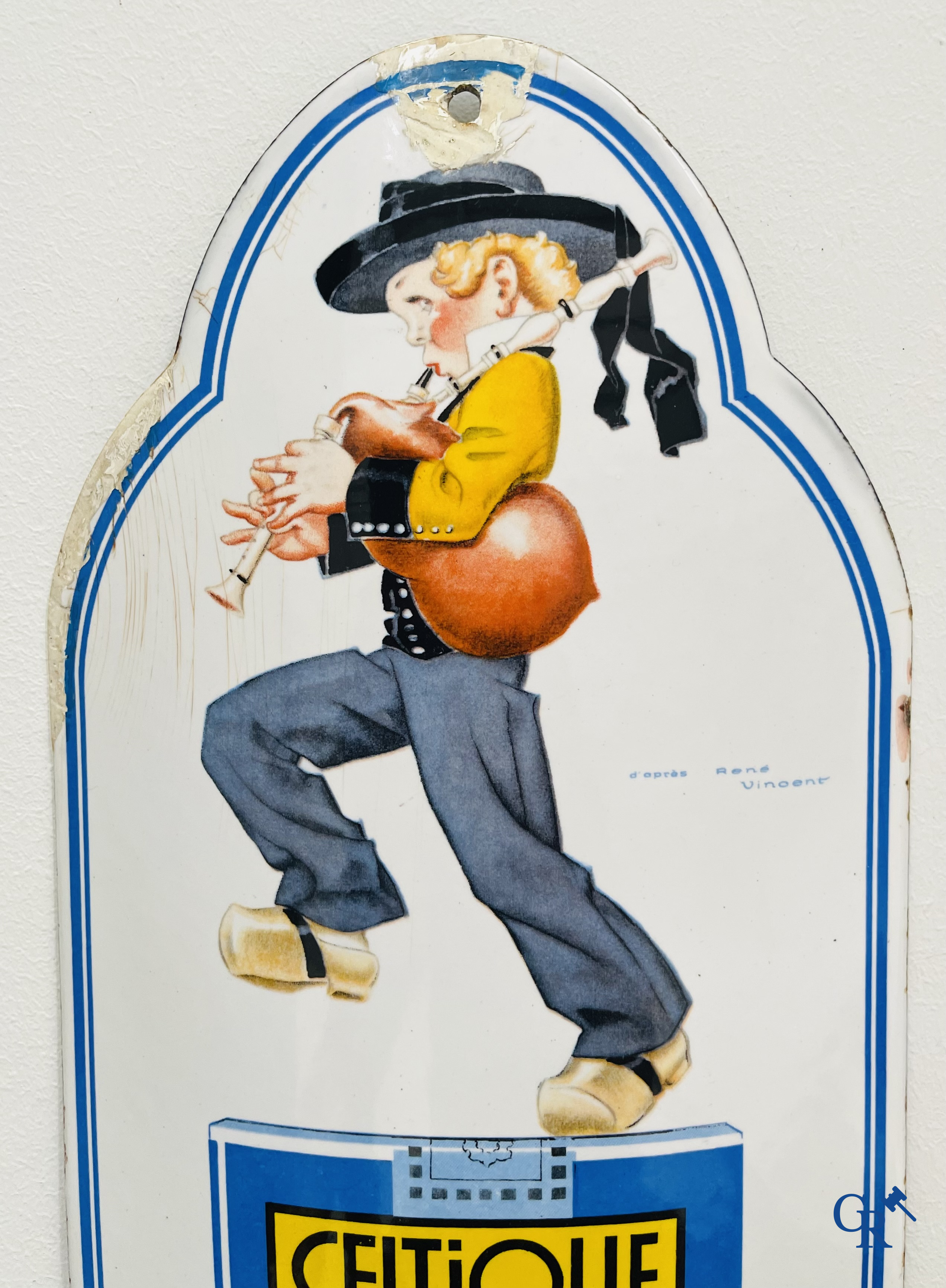 Celtiques, grote emaille publiciteits thermometer geïllustreerd met een ontwerp van René Vincent. Circa 1930.