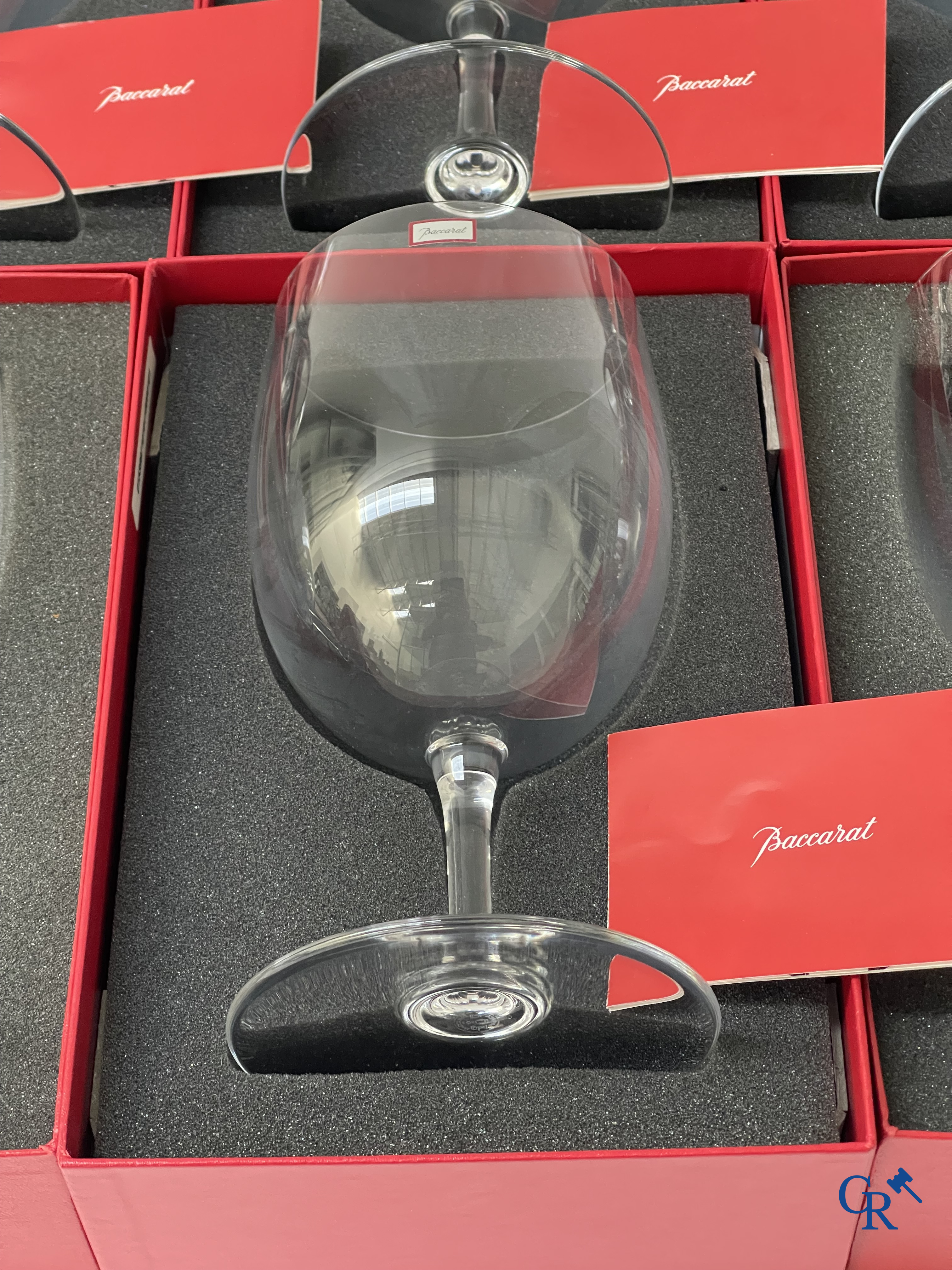 Baccarat France. Een reeks van 12 grote degustatieglazen voor wijn in kristal. Gesigneerd. Nieuwstaat.