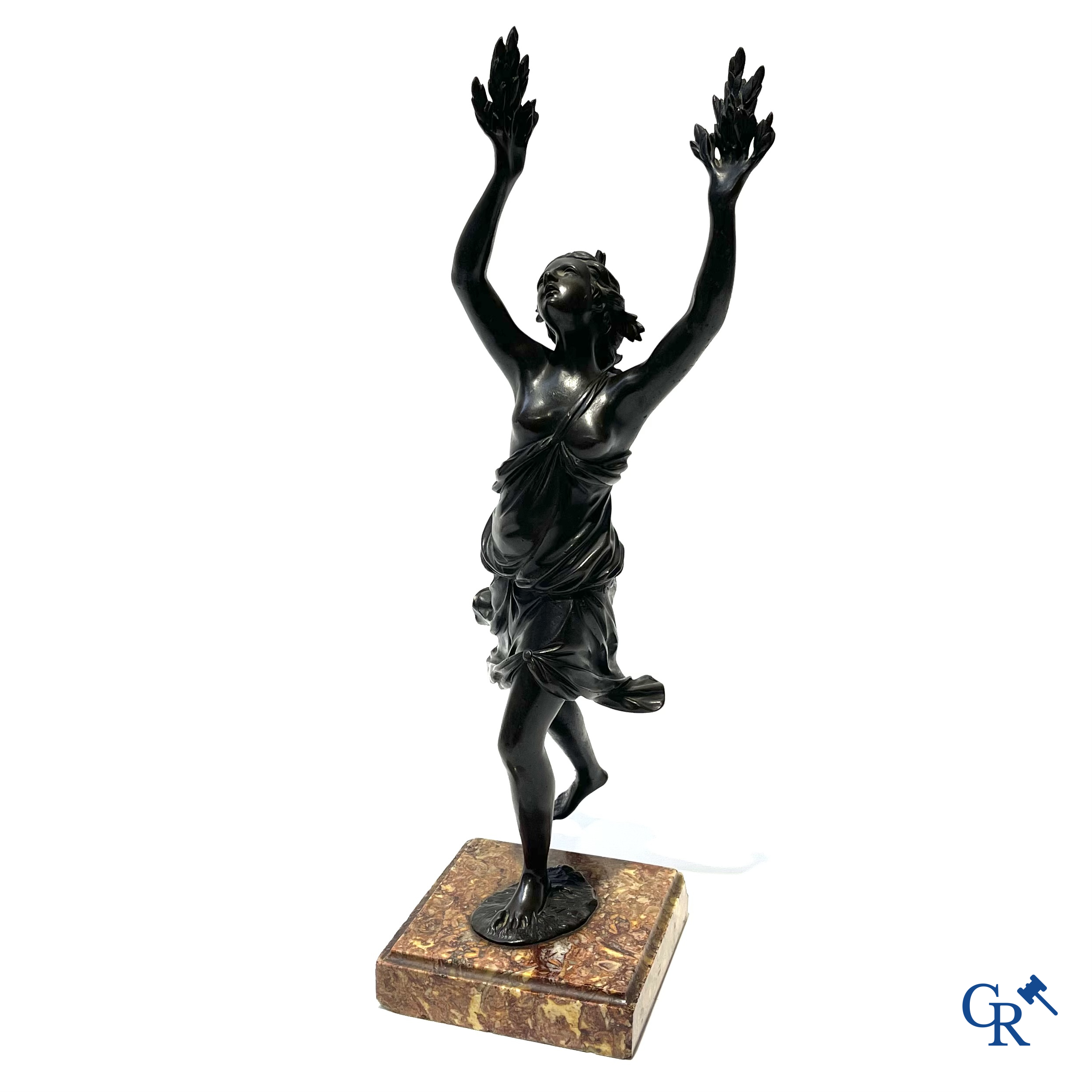 Bronzen beeld in de antieke stijl met voorstelling van Daphne, naar de Griekse mythe van Apollo en Daphne. 19e eeuw.
