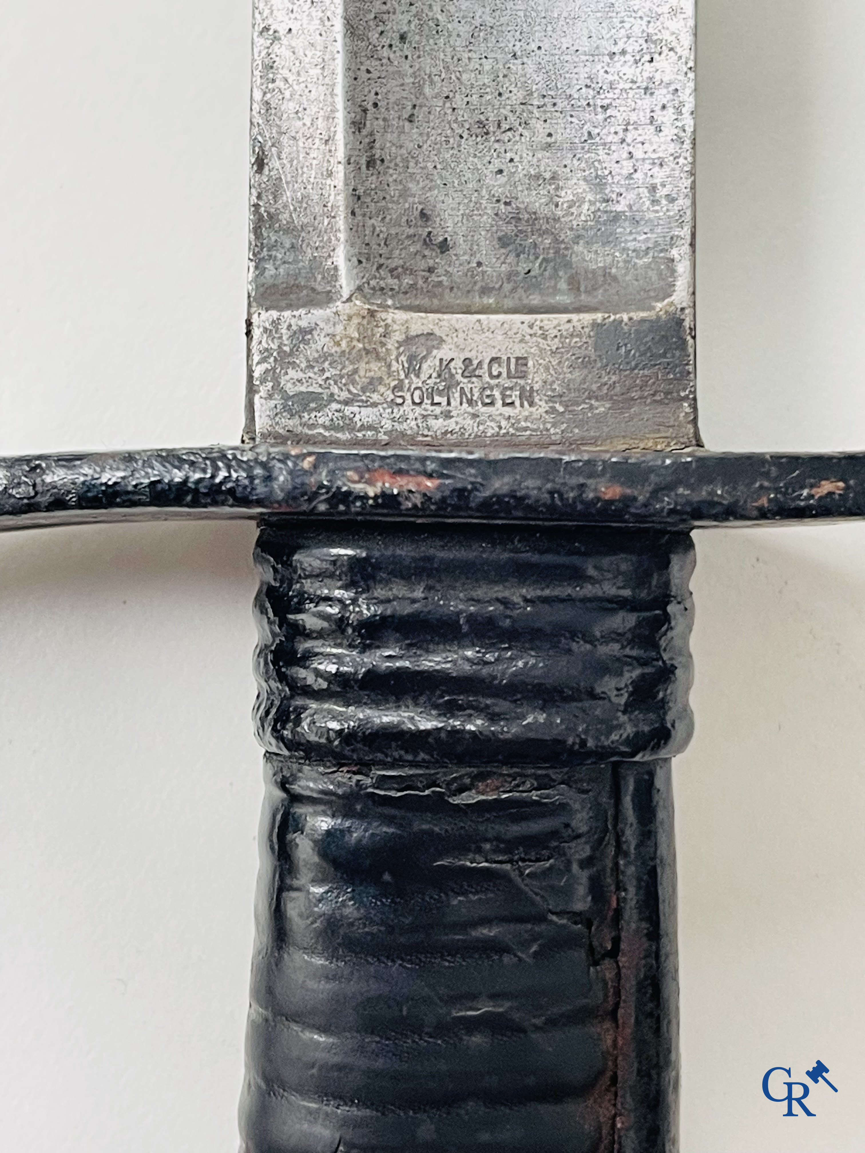 Militaria. W.K & Cie Solingen. Une épée avec fourreau marquée d'un L. 14 couronné. On y joint une baïonnette. (numéroté)