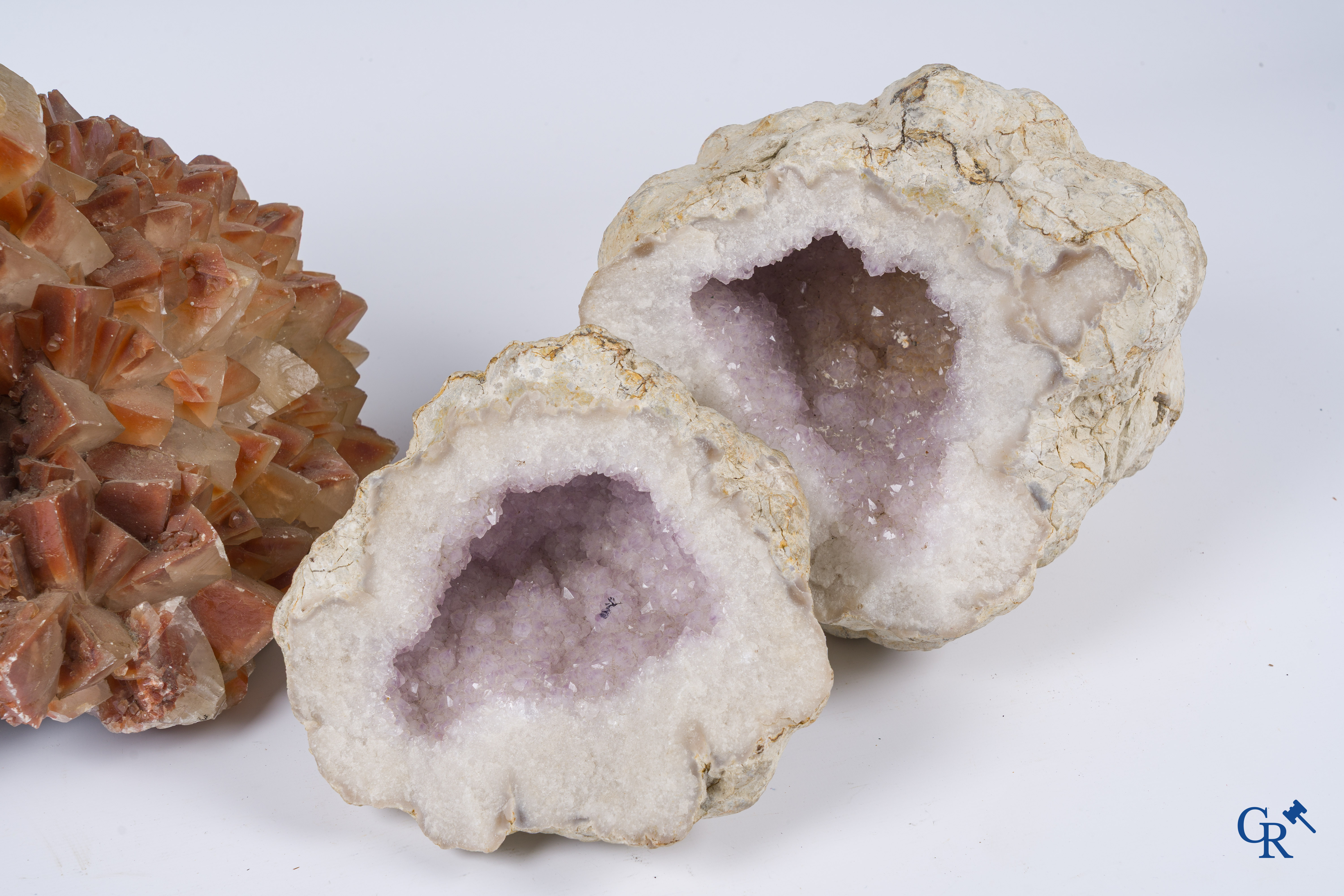 3 stuks gesteente. Een grote Aragonietkristal, een bergkristal en een grote Agaat Geode Duo.