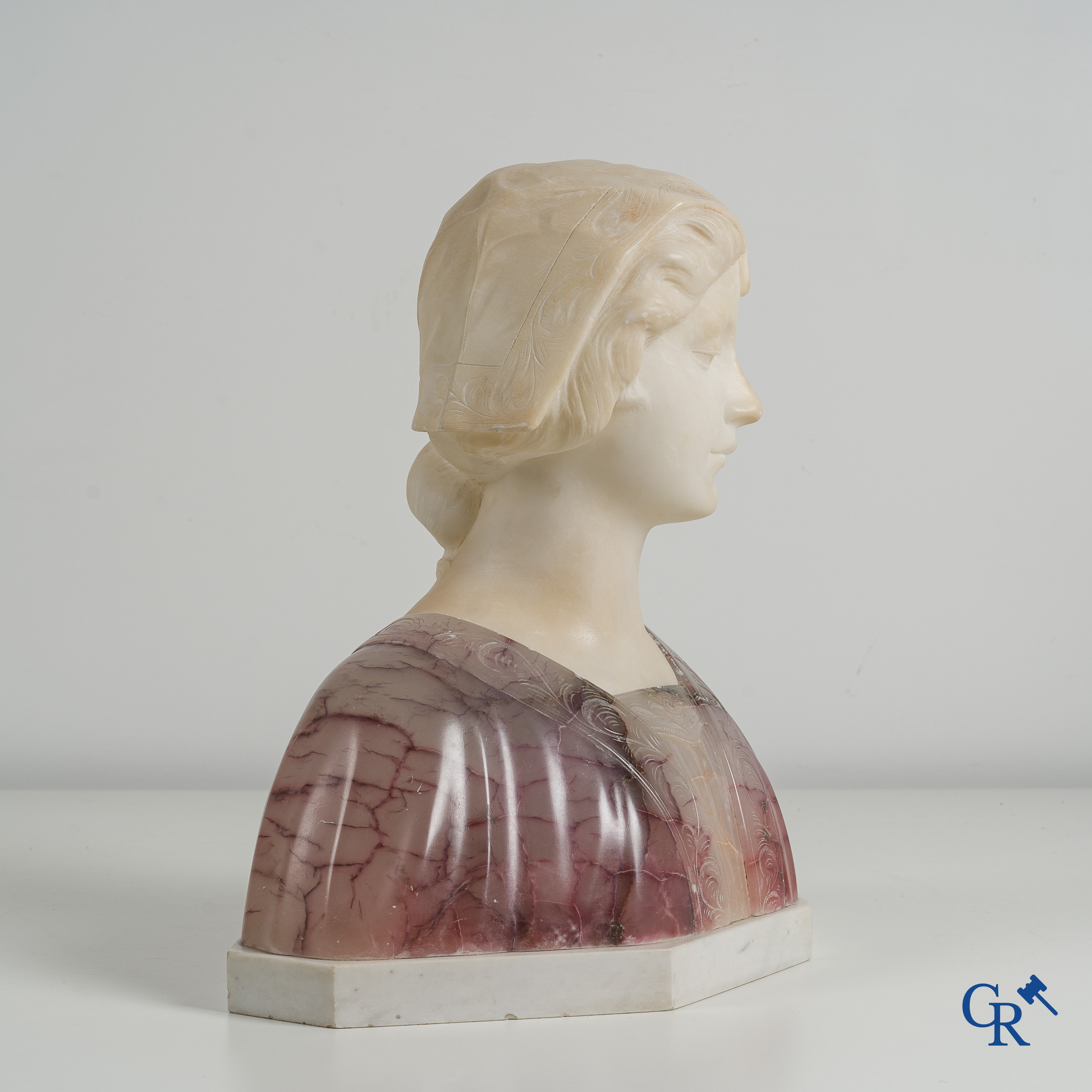 Gustave Van Vaerenbergh (1873-1927) Bust of a noble lady in white and violet veined marble. Around 1920.