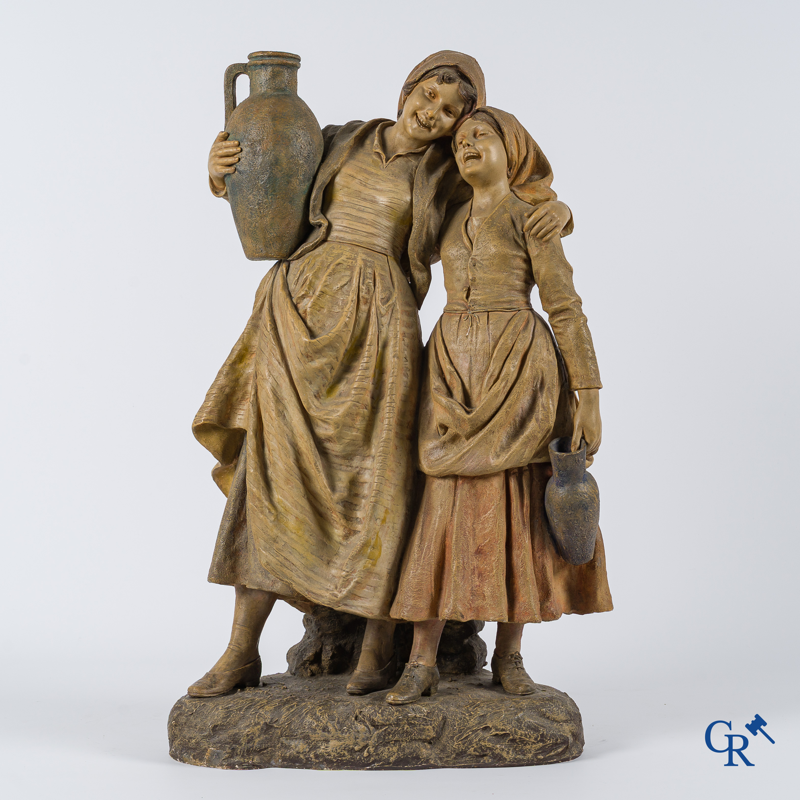 Friedrich Goldscheider Wien. Groot terra cotta beeld, de waterdraagsters. Gesigneerd G. Tole, circa 1910.