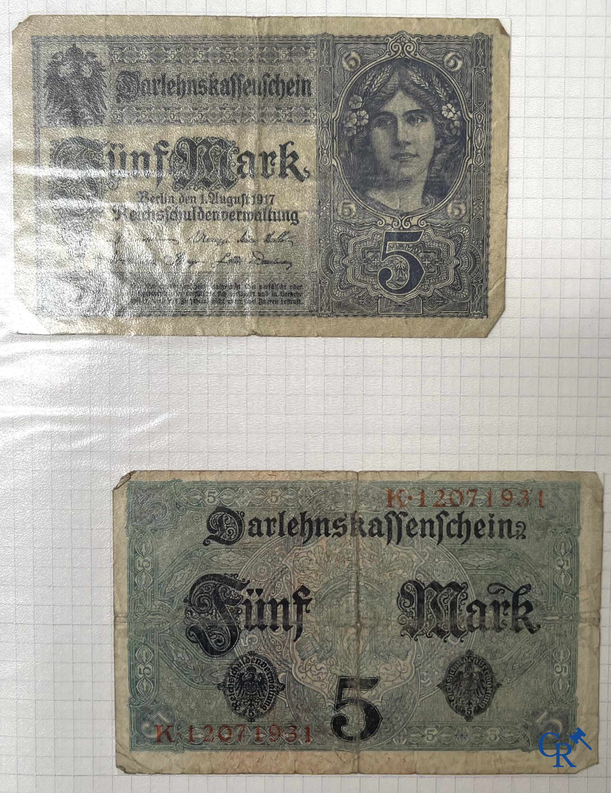Oude munten en bankbiljetten. Een grote verzameling oude munten en bankbiljetten. Meerdere munten in zilver.