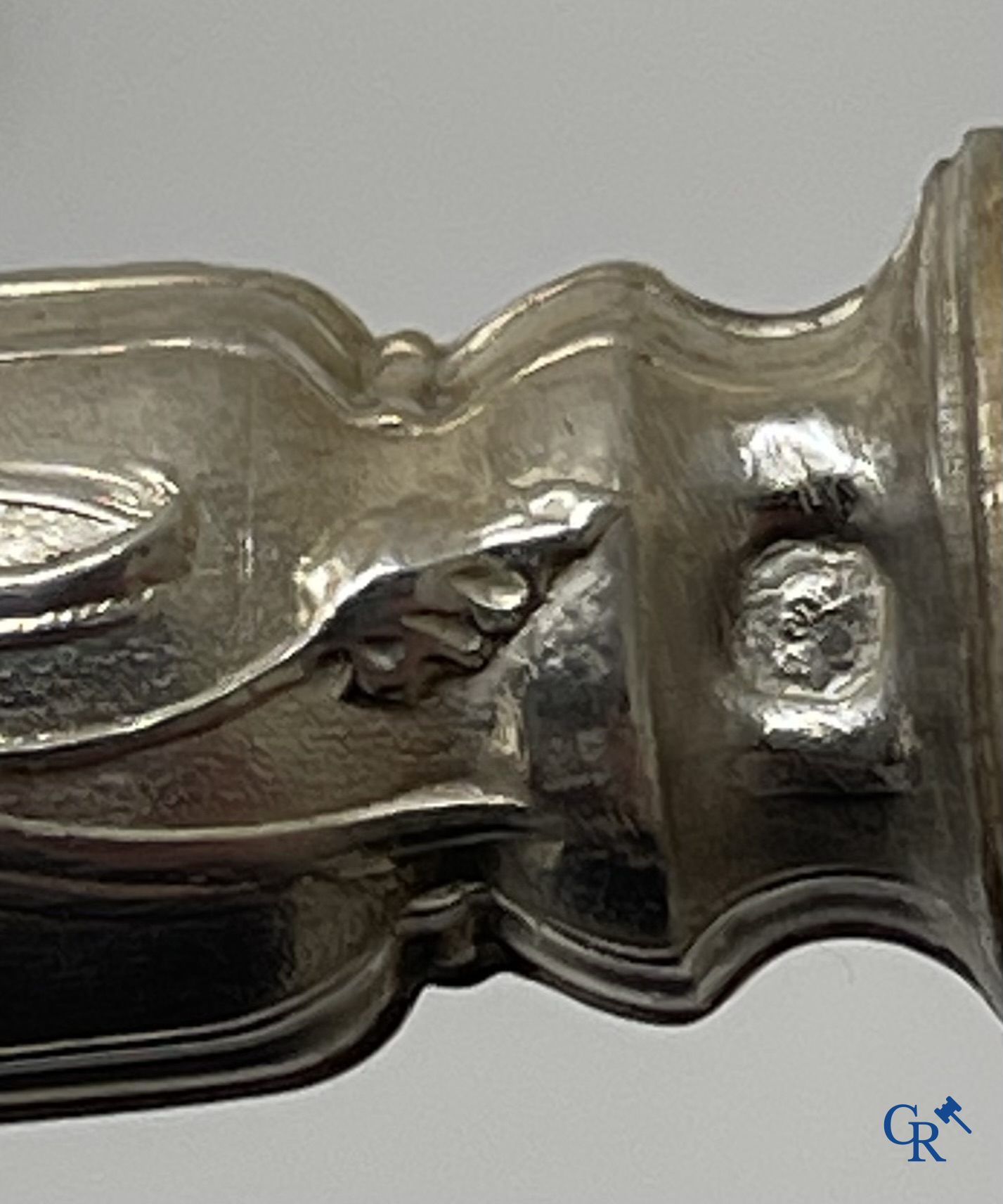 Mooi lot tafelservies in zilver en verzilverd metaal. Een sauskom en 4 schoteltjes in verzilverd metaal.