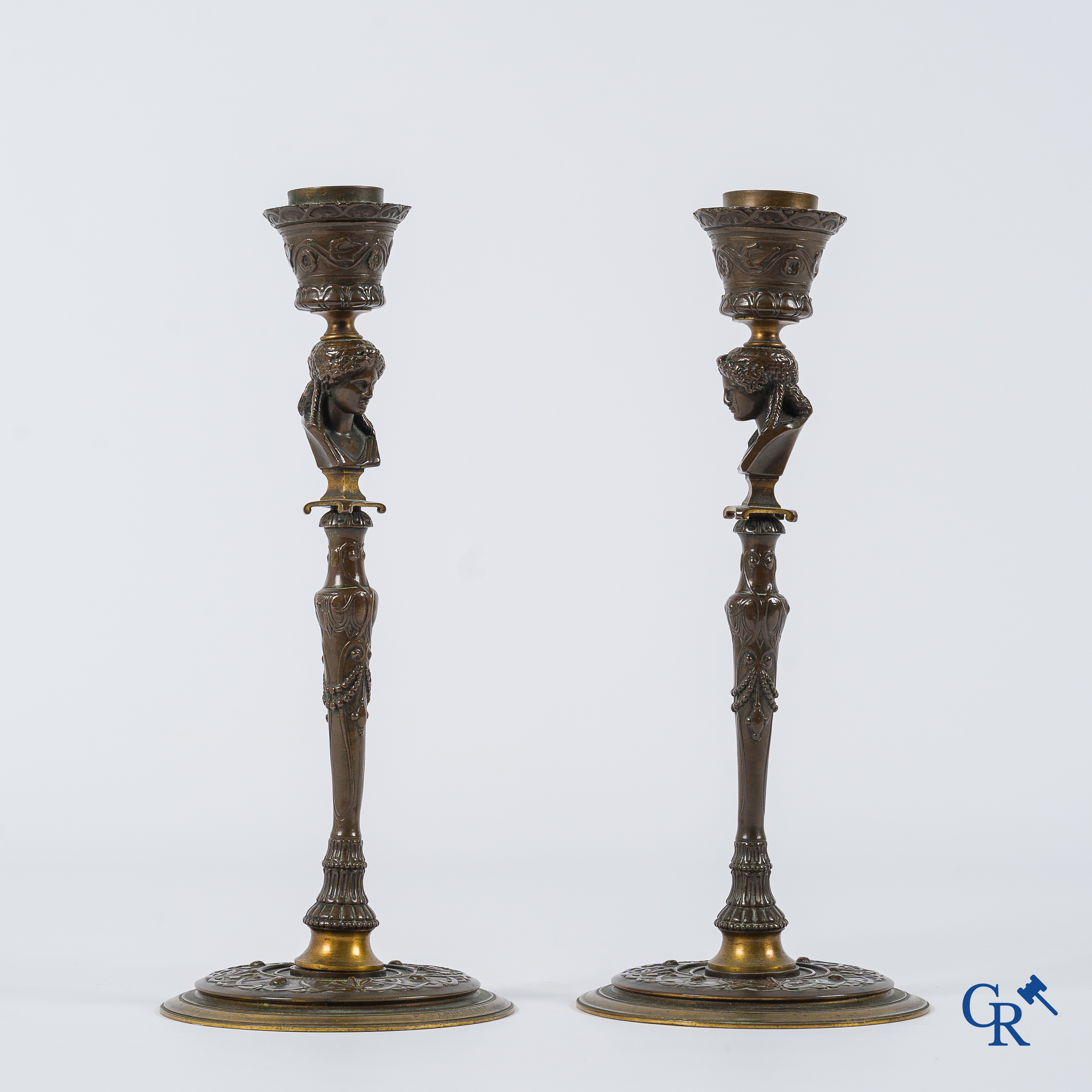 F. Barbedienne. Paar fijn geciseleerde bronzen kandelaars met kariatiden. Gesigneerd. Circa 1880.