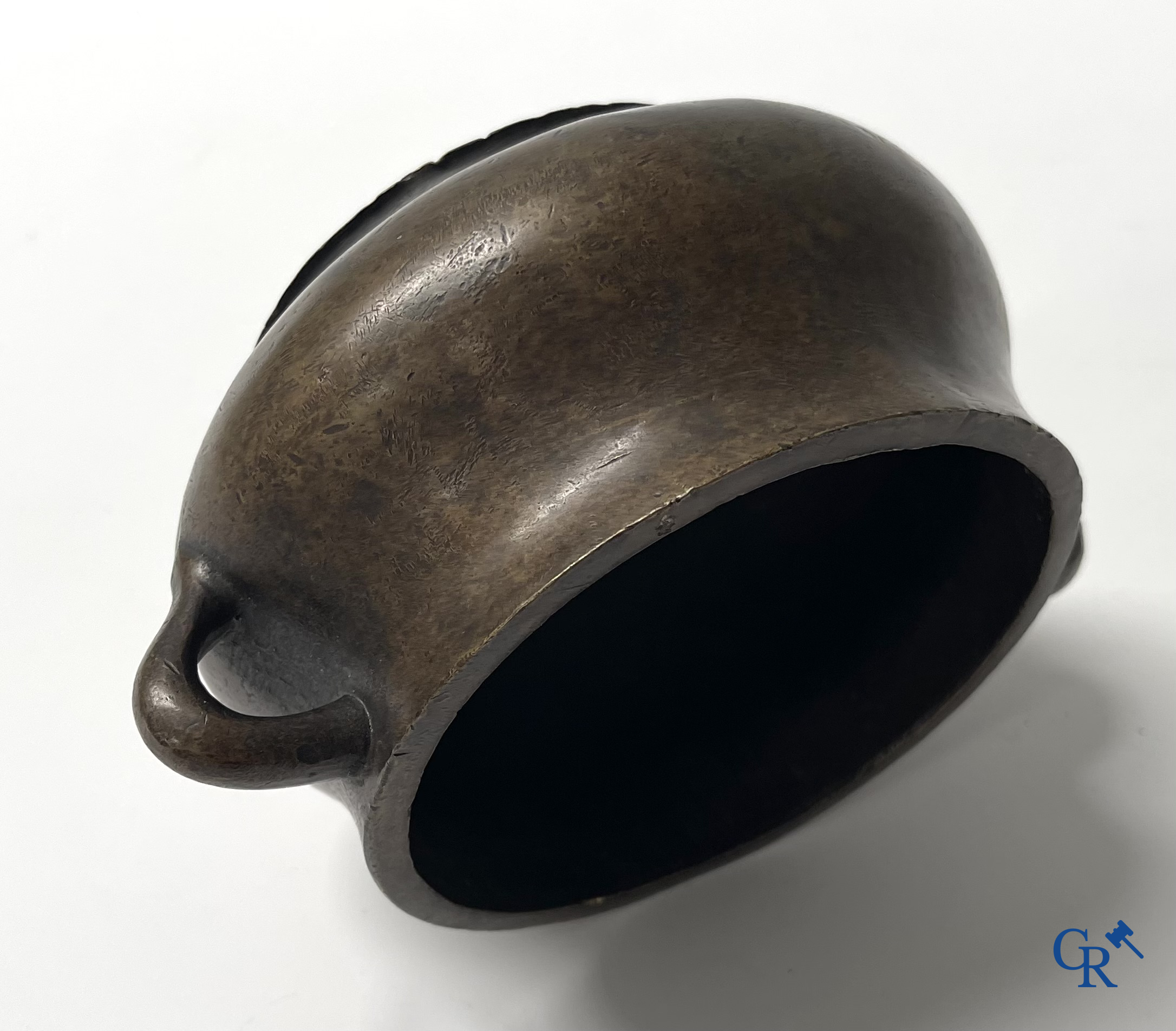 Aziatica. Een Chinese bronzen wierookbrander. Gemerkt.