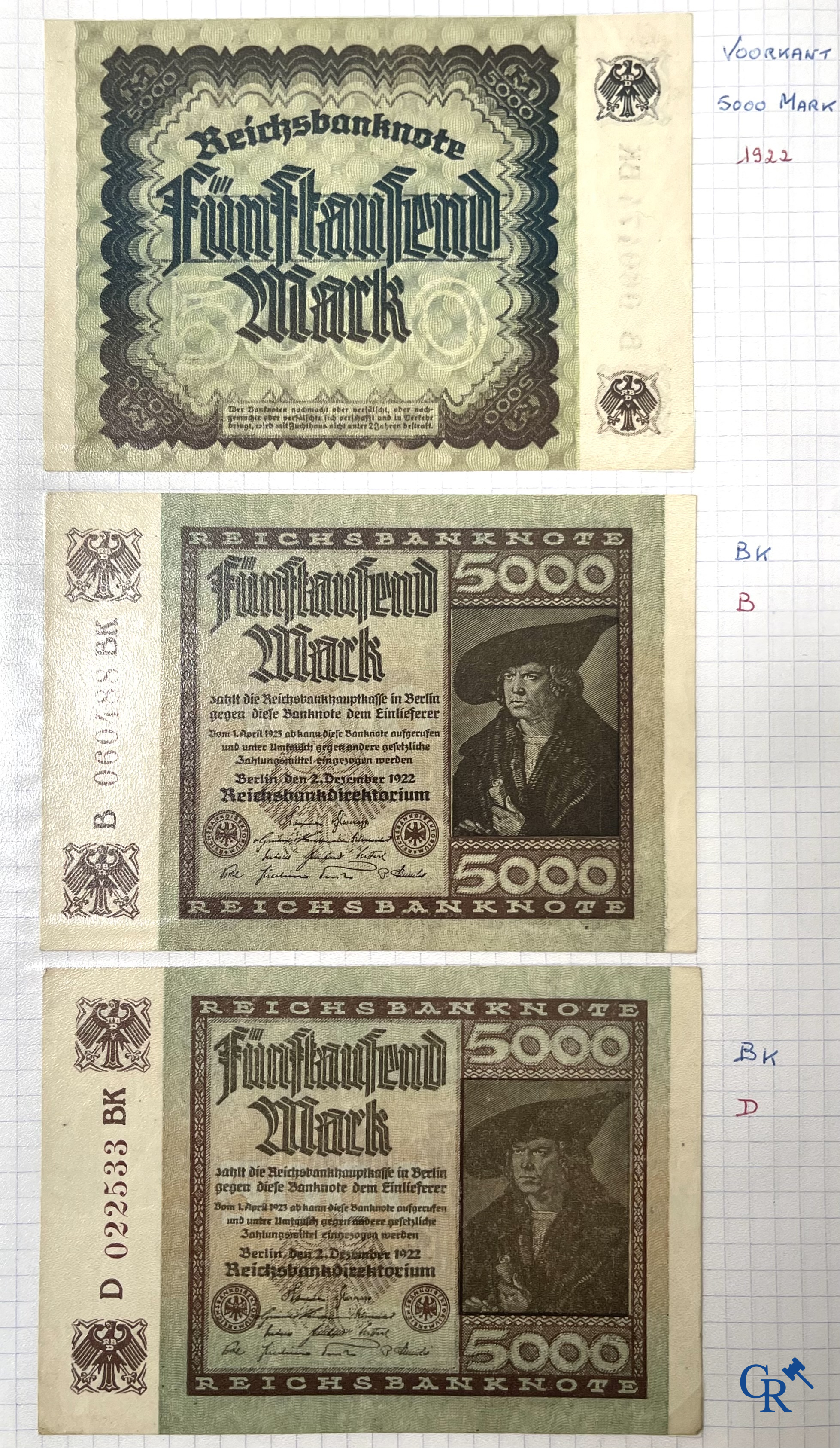 Oude munten en bankbiljetten. Een grote verzameling oude munten en bankbiljetten. Meerdere munten in zilver.