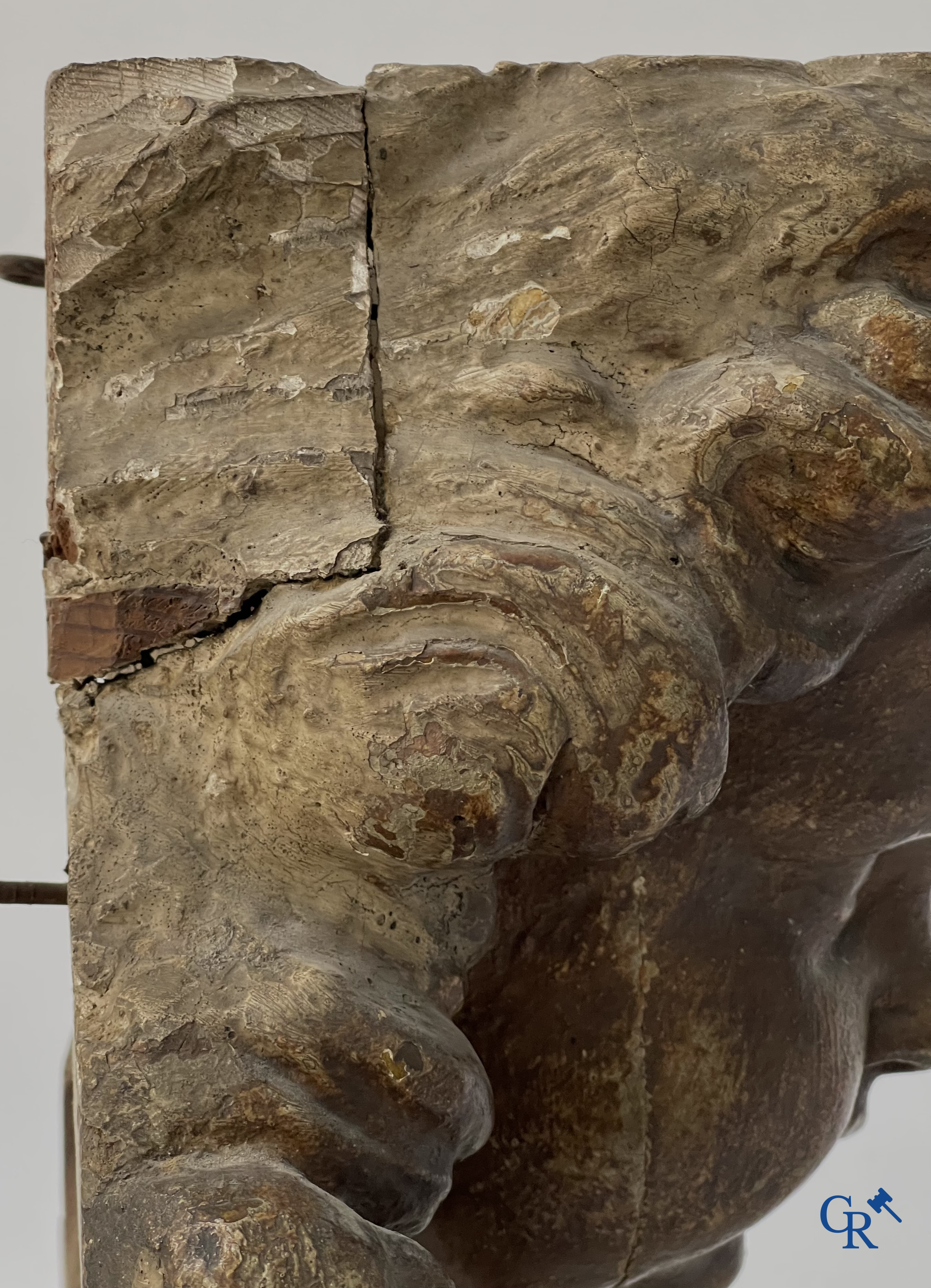 Religieuze Objecten. Barok. Een hout gesculpteerd hoofd van een engel en een ornament in gesculpteerd hout. 18e eeuw.