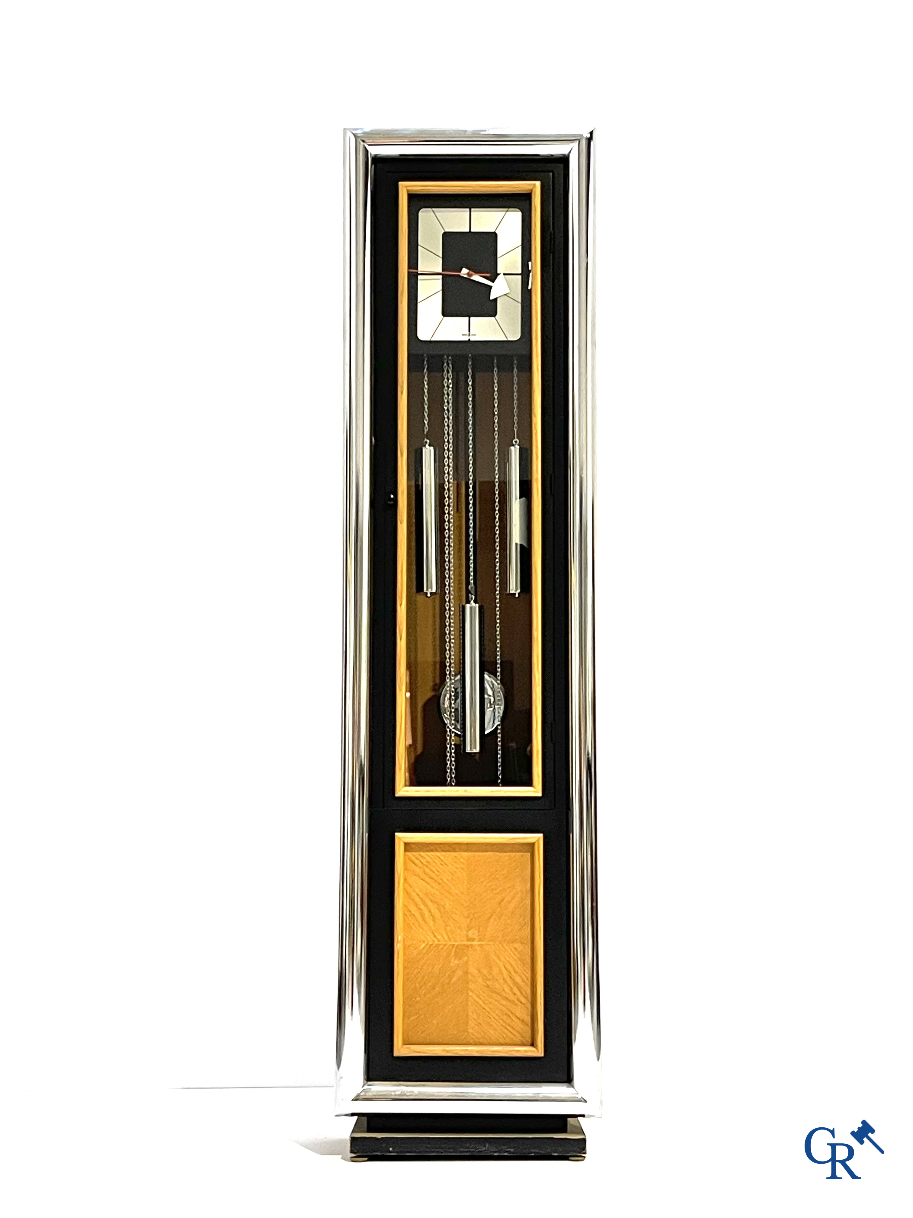 George Nelson voor Howard Miller USA. Een design staande klok, in verchroomd metaal en hout. Circa 1960.