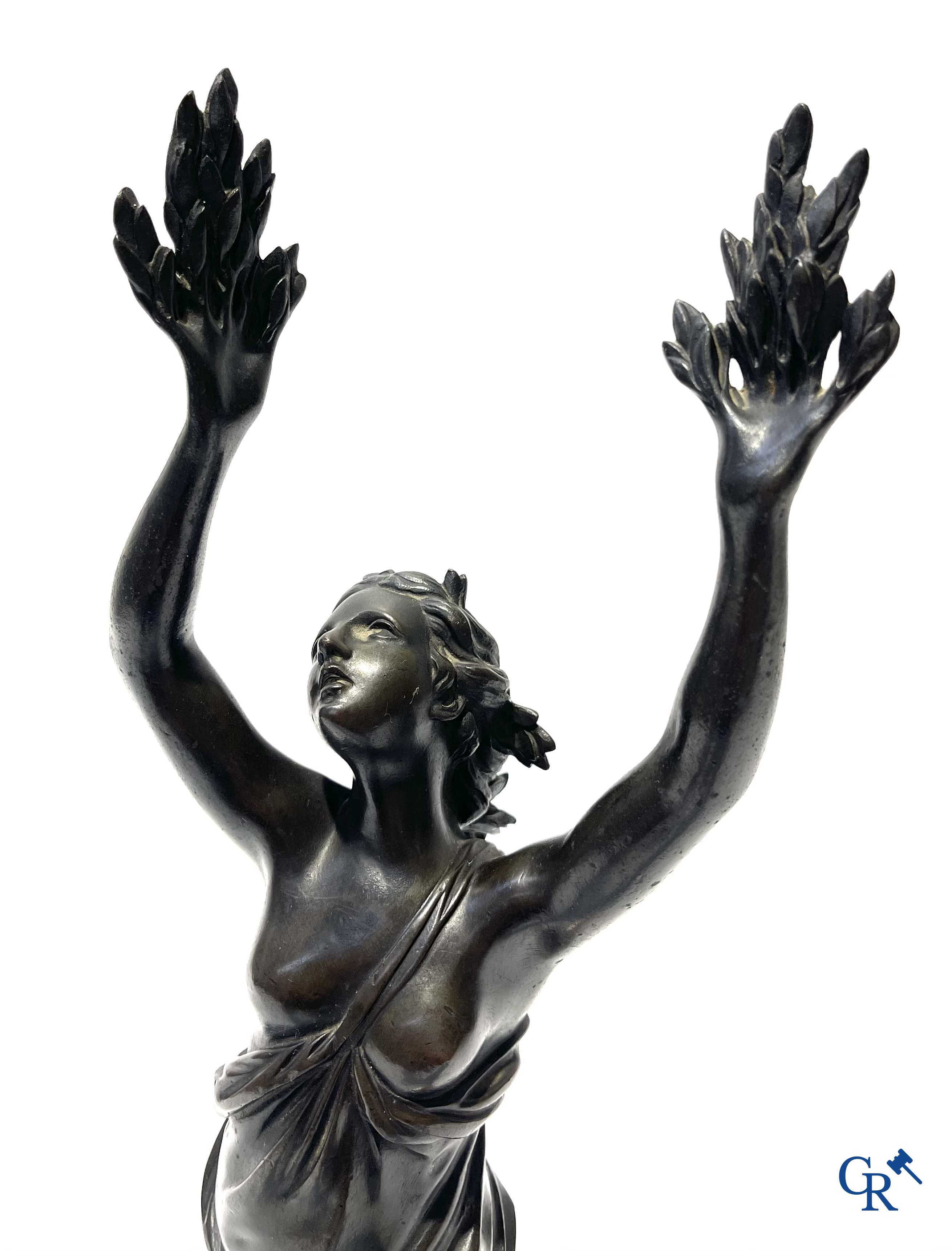 Bronzen beeld in de antieke stijl met voorstelling van Daphne, naar de Griekse mythe van Apollo en Daphne. 19e eeuw.