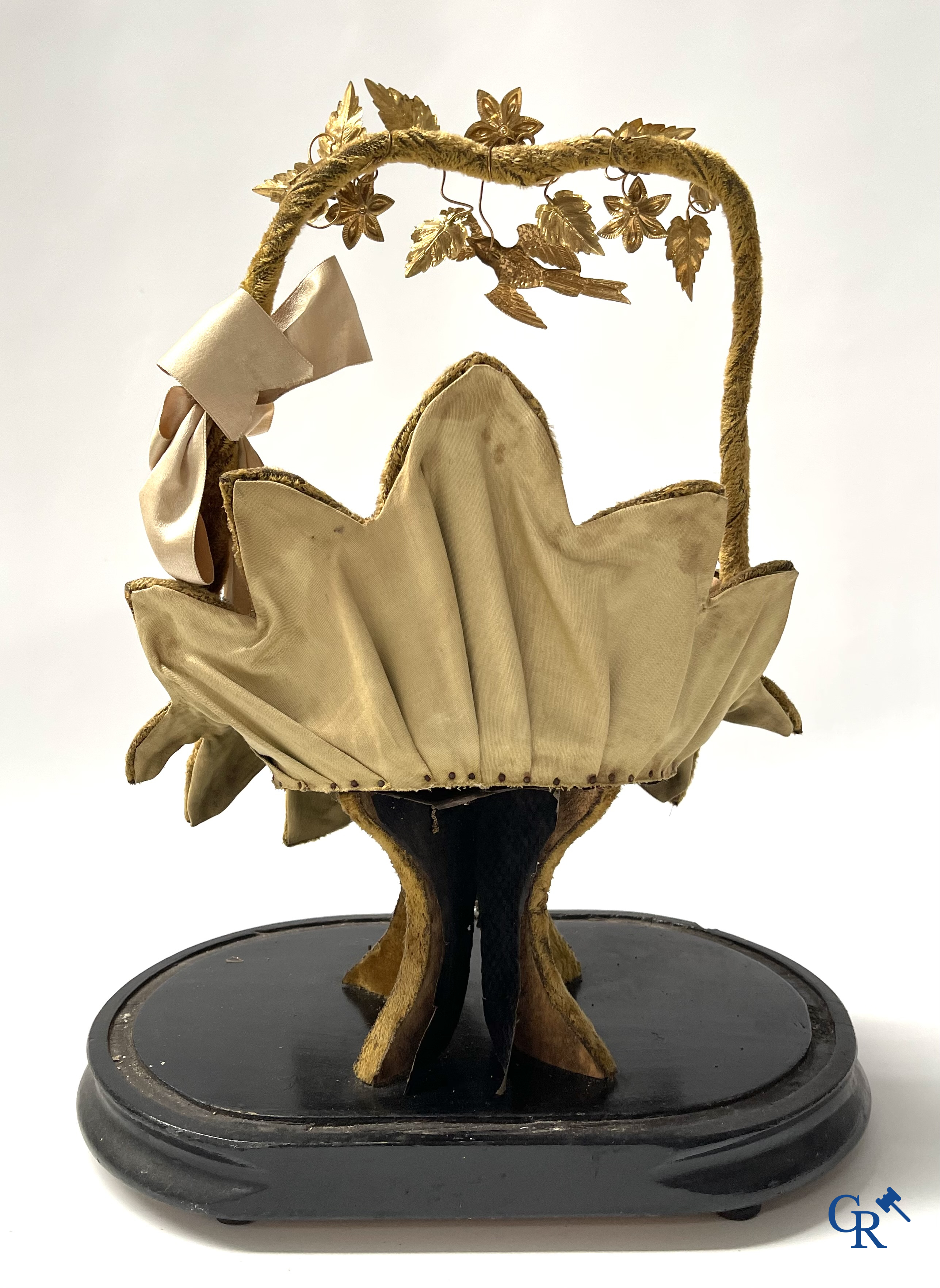2 globes in glas met een bruidsboeket op sokkel bewerkt met ornamenten in vergulde messing. Circa 1900.