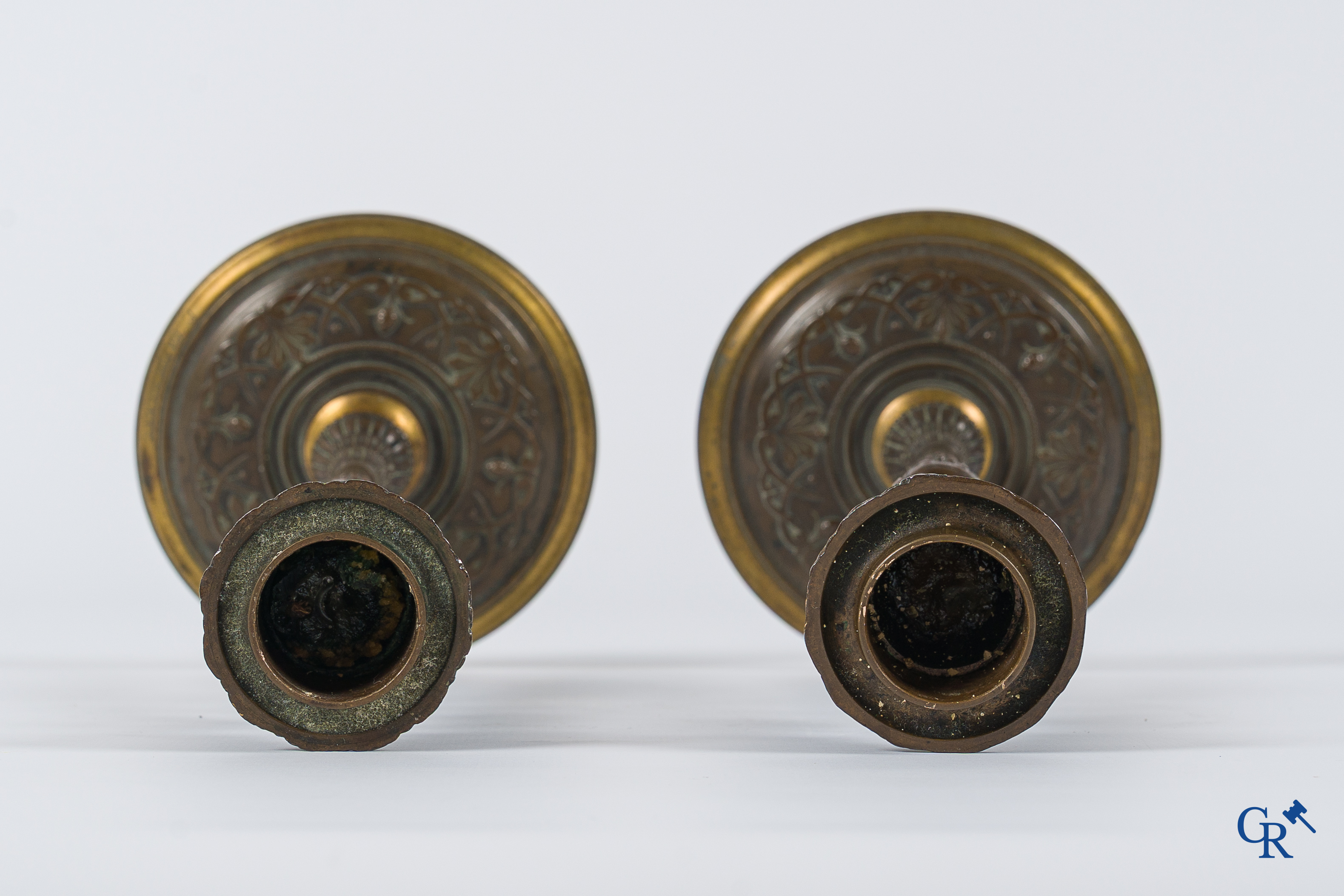 F. Barbedienne. Paar fijn geciseleerde bronzen kandelaars met kariatiden. Gesigneerd. Circa 1880.