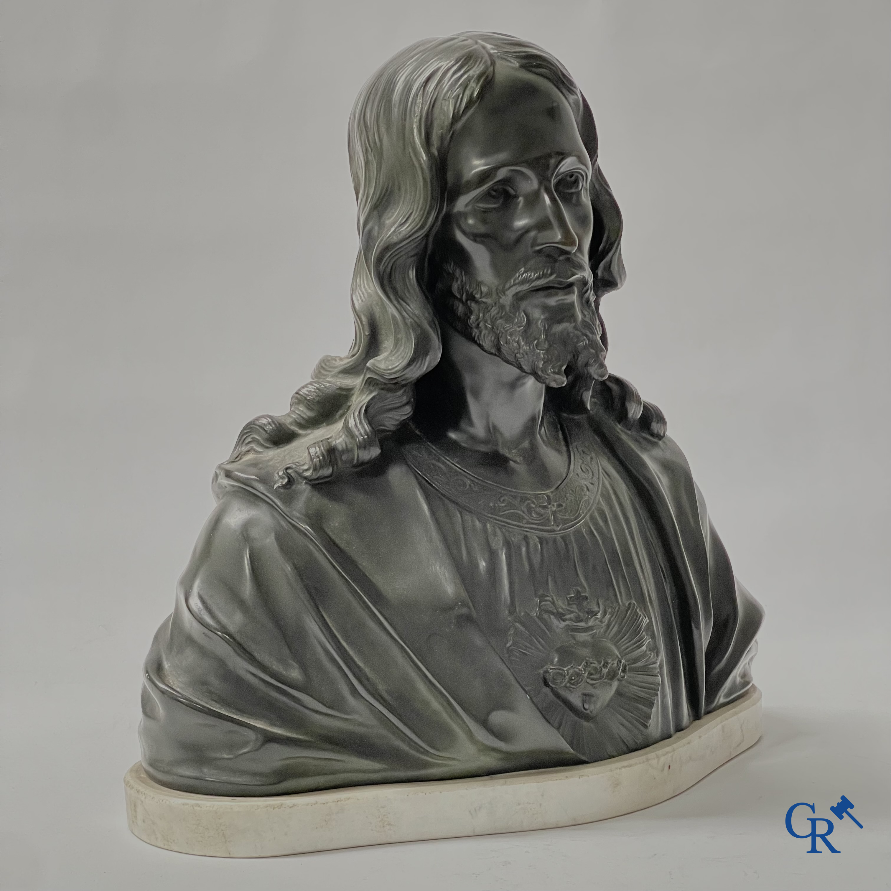 Objets religieux. A. Carli. Important buste en bronze finement ciselé et patiné du Christ, vers 1920.