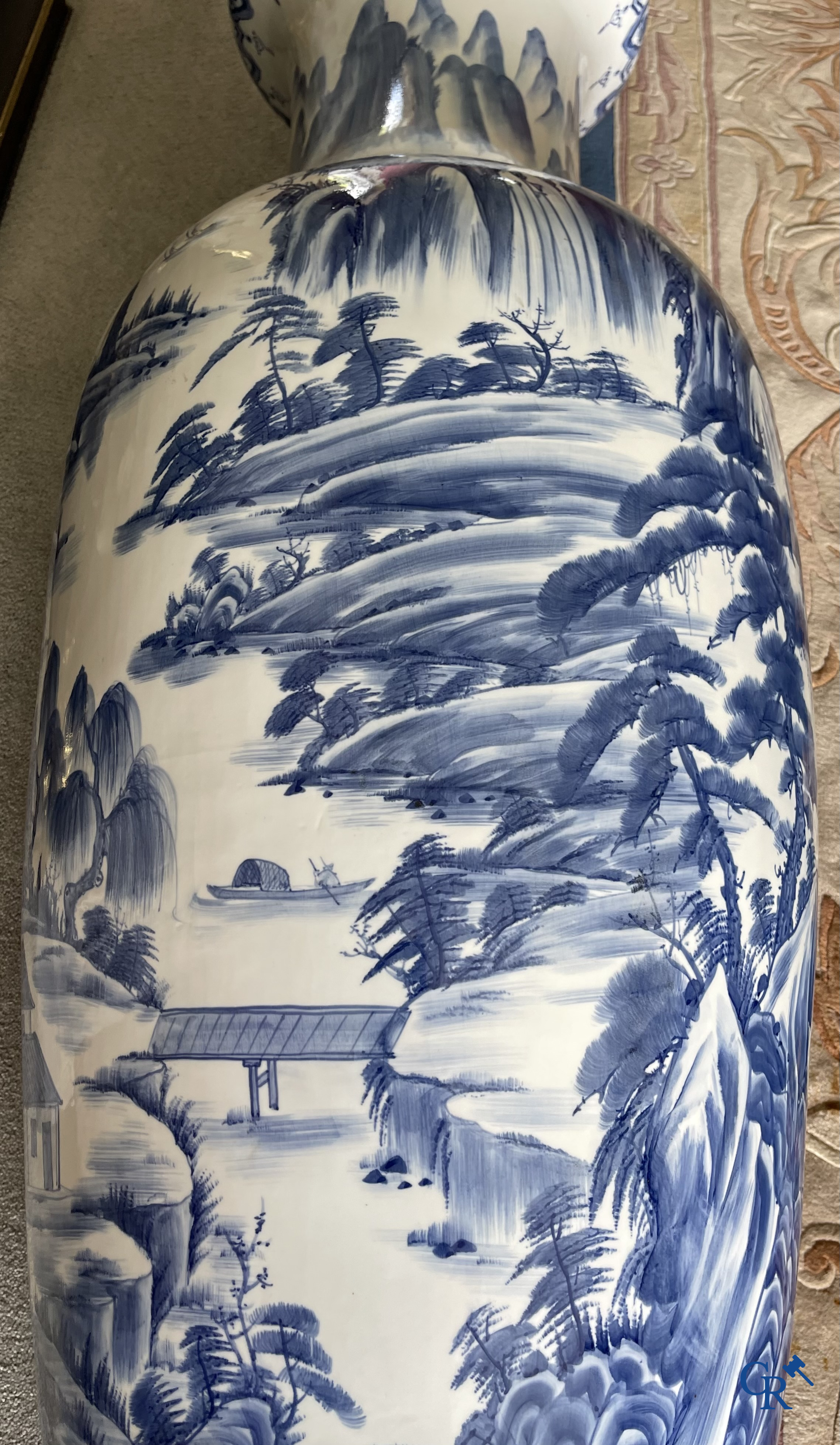 Aziatica, Chinees porselein. Een imposant paar Chinese vazen in blauw-wit porselein. Decor van krijgers. 20ste eeuw.