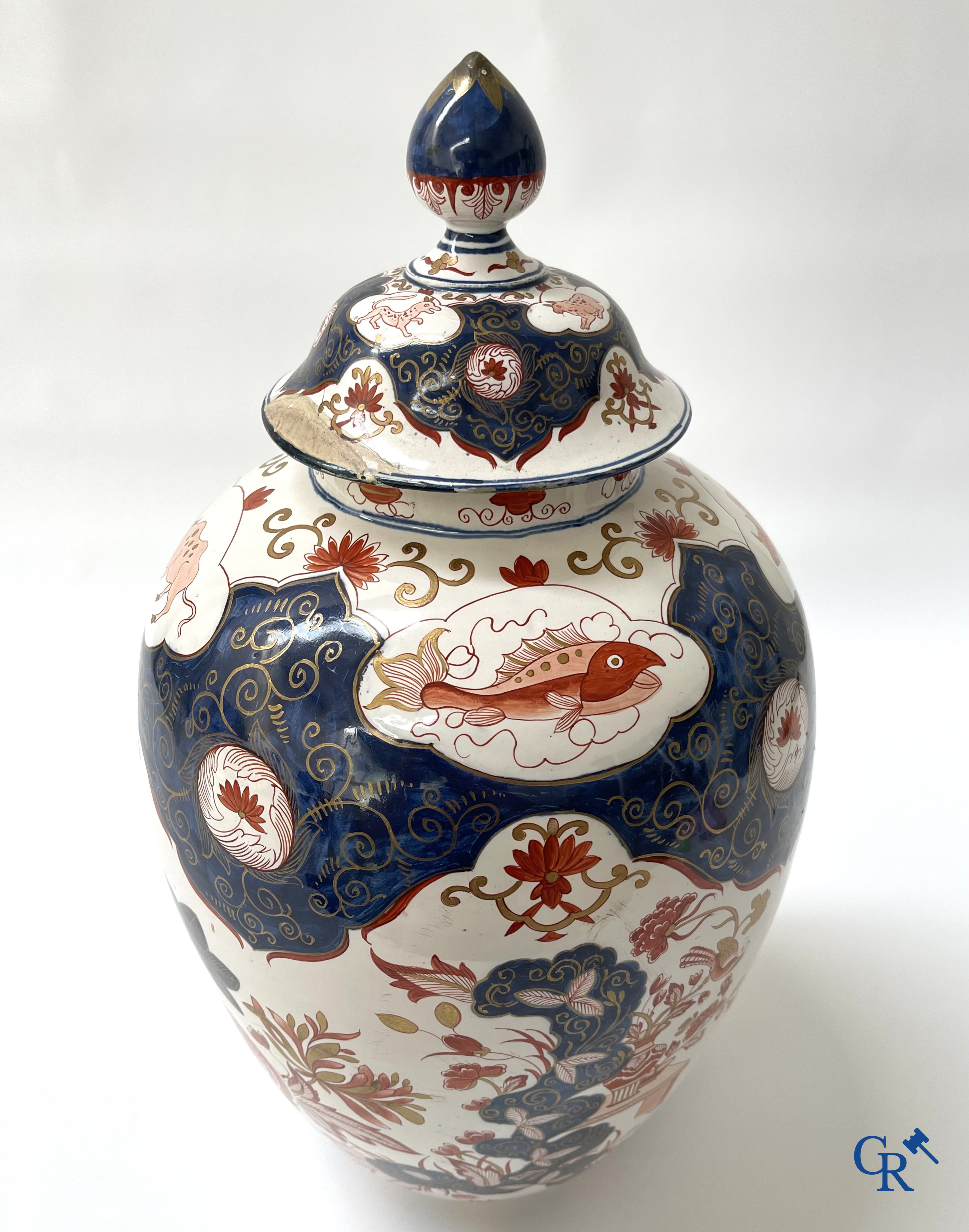 Delft. Een grote dekselvaas met Imari decor in Delfts aardewerk, gemerkt Blompot (De Vergulde Bloempot). 19e eeuw.