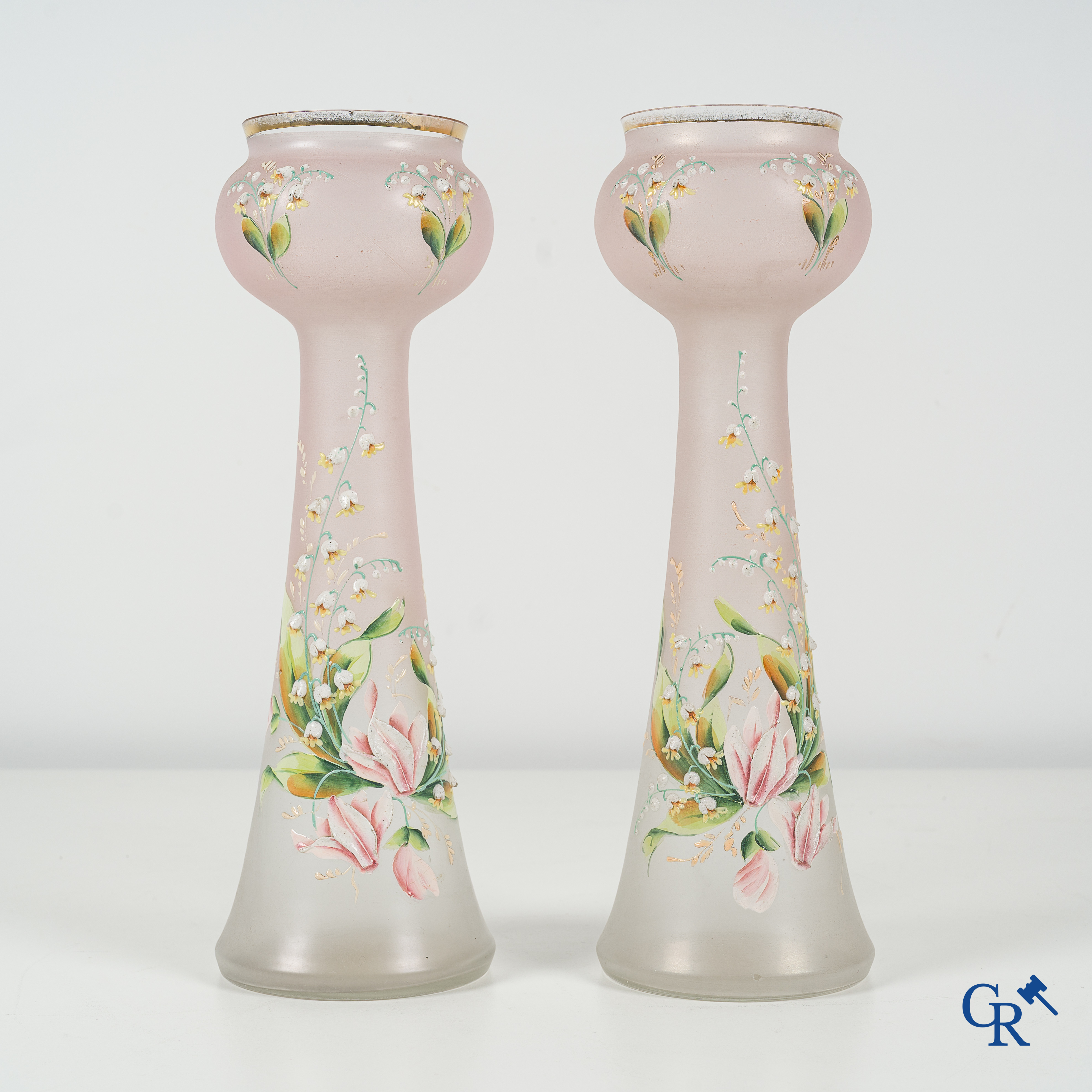 Art Nouveau. Lot bestaande uit een klokstel in faience en brons en een paar geëmailleerde opaline vazen.
