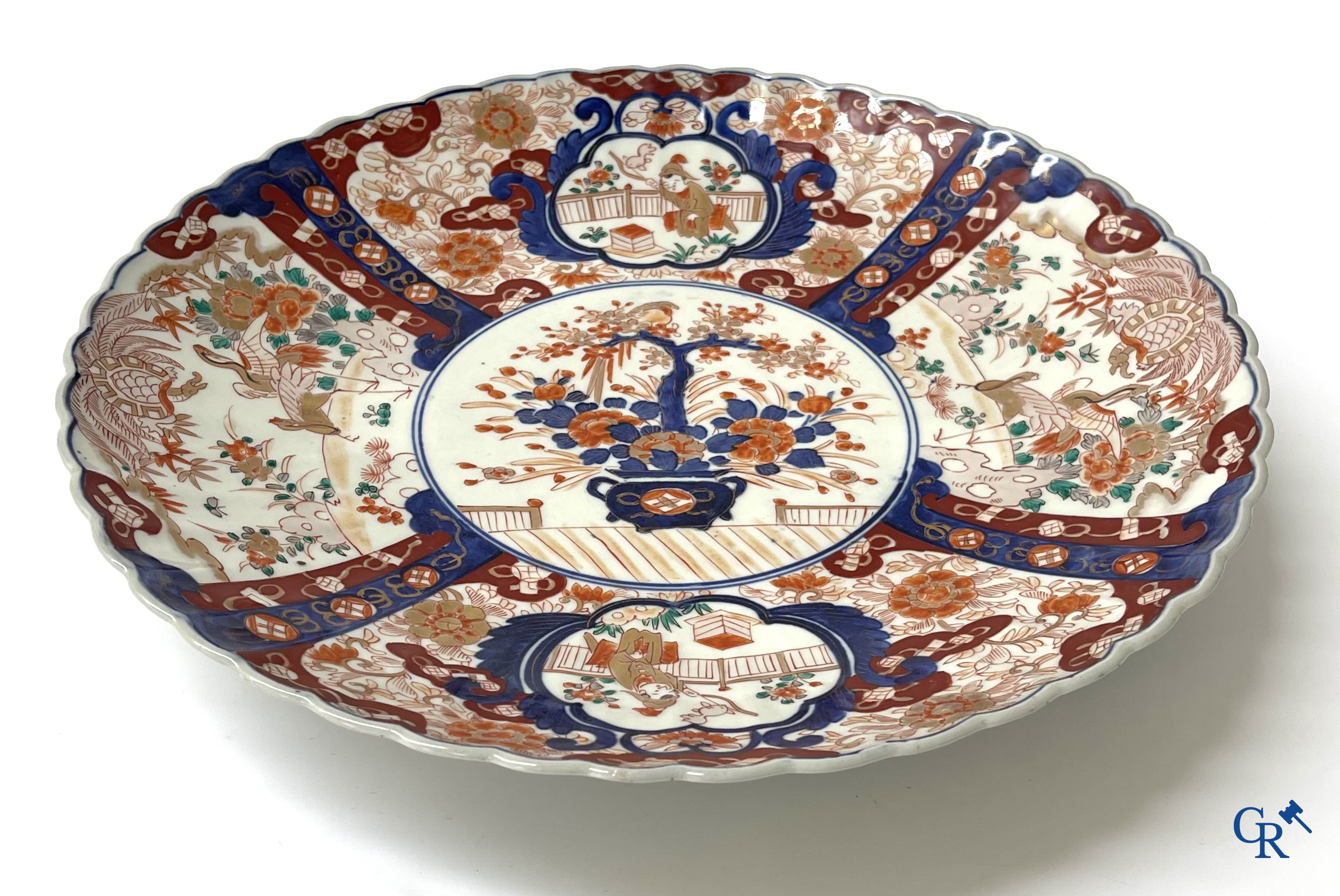 Aziatica. Een grote Japanse Imari schotel. 19e eeuw.