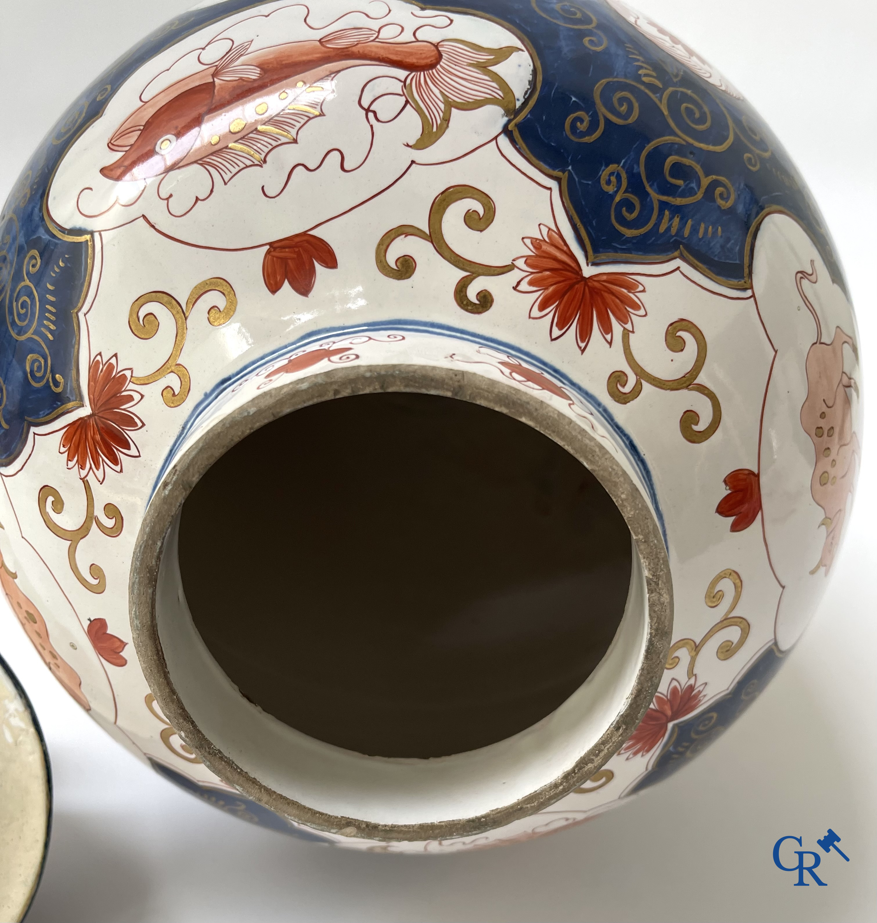 Delft. Een grote dekselvaas met Imari decor in Delfts aardewerk, gemerkt Blompot (De Vergulde Bloempot). 19e eeuw.
