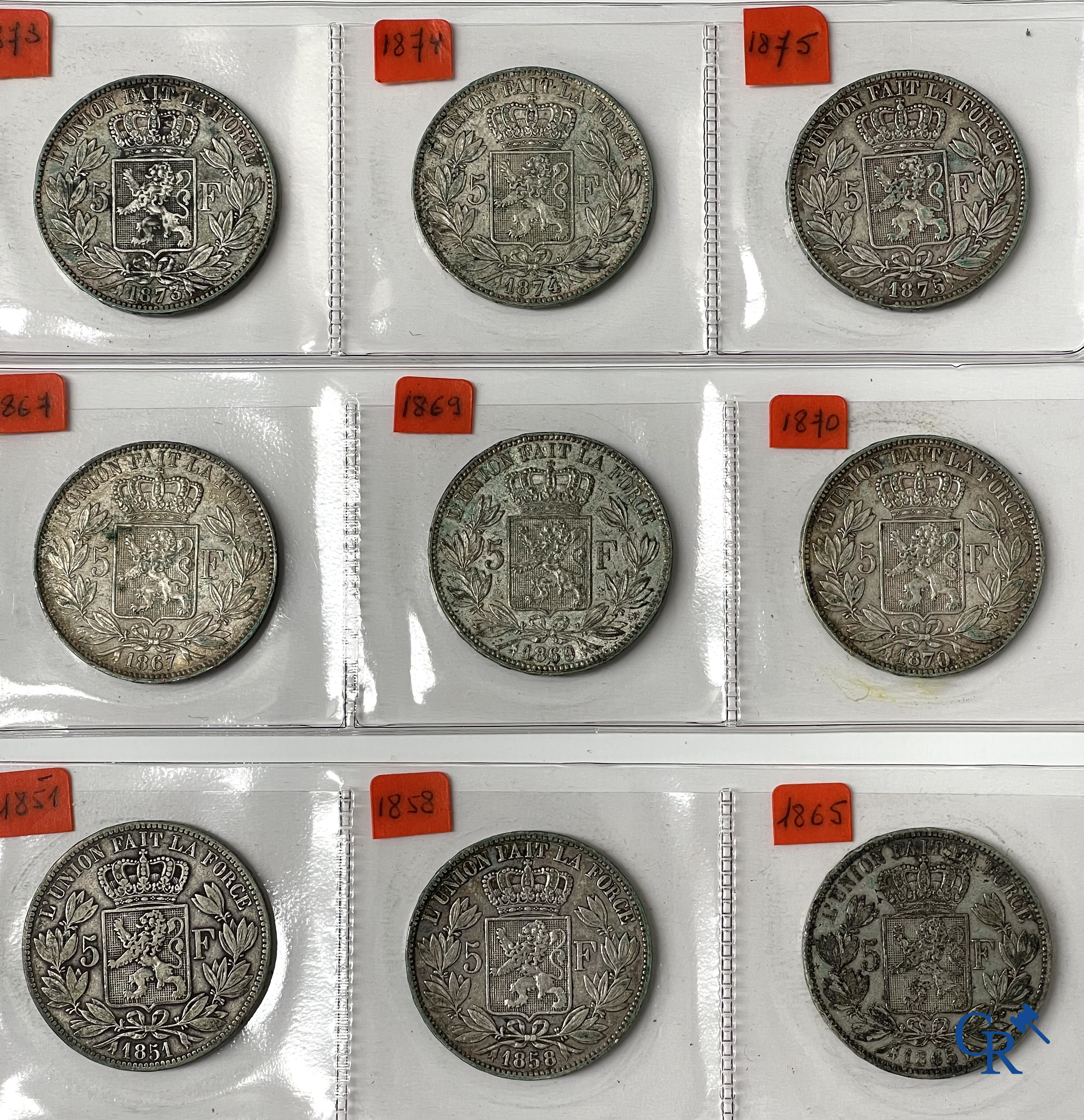 Oude munten en bankbiljetten. Een grote verzameling oude munten en bankbiljetten. Meerdere munten in zilver.