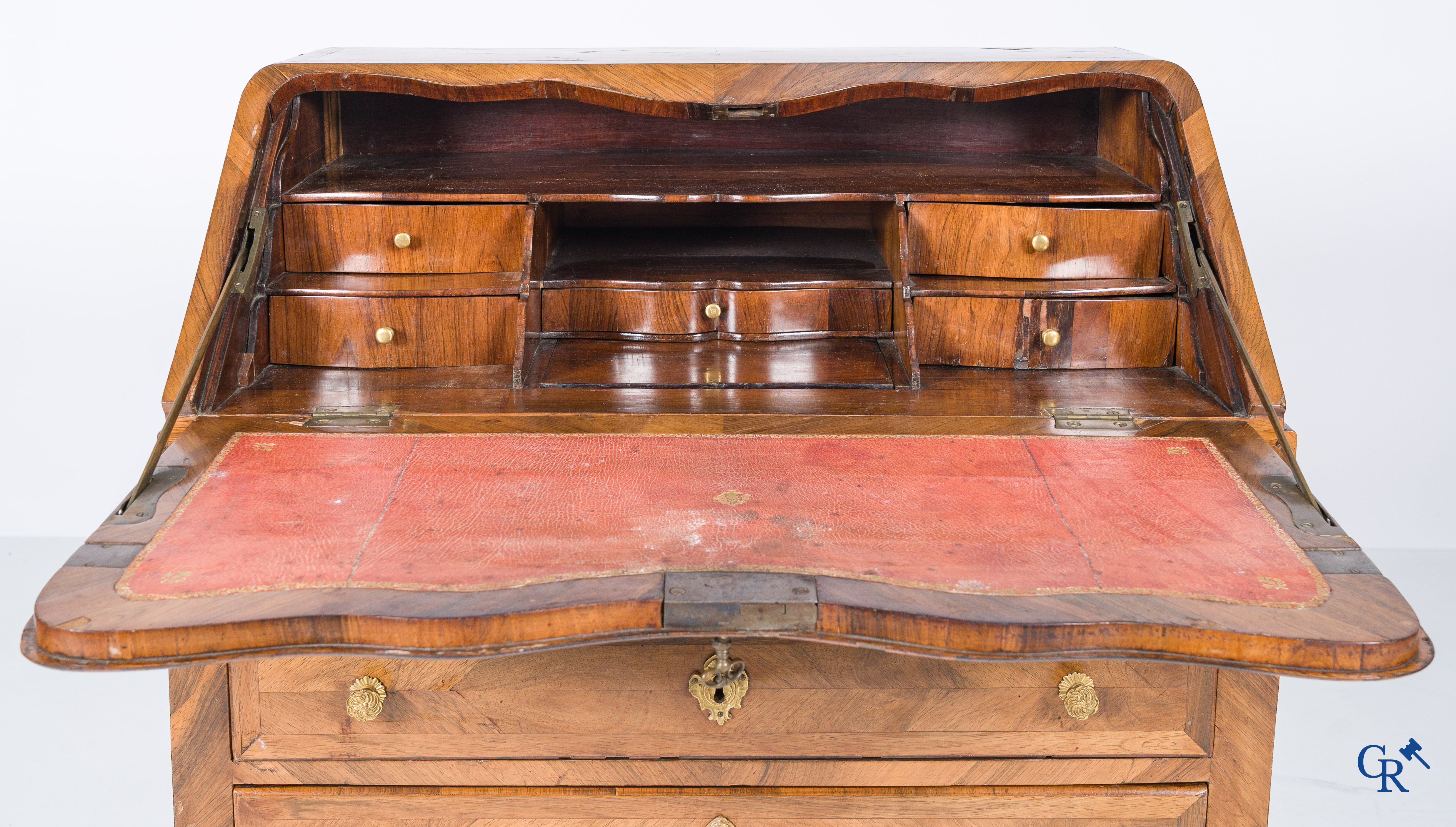 Lodewijk XV-periode. Een zogenaamde "Bureau de pente" in rozenhout fineer en marquetterie. 18e eeuw.