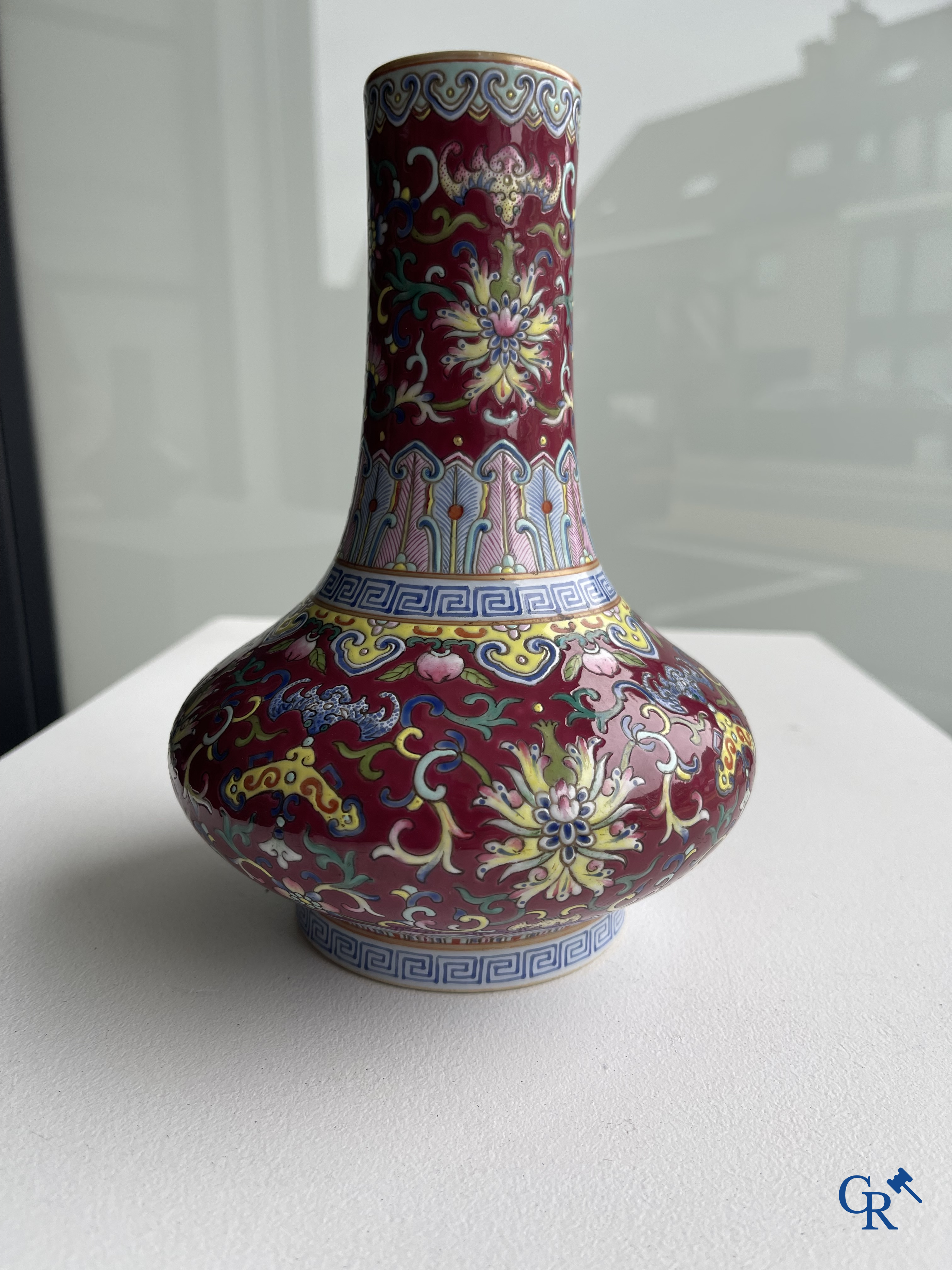 Aziatica, Chinees porselein. Een Chinees famille rose vaasje. Gemerkt. Republiek periode. 20ste eeuw.