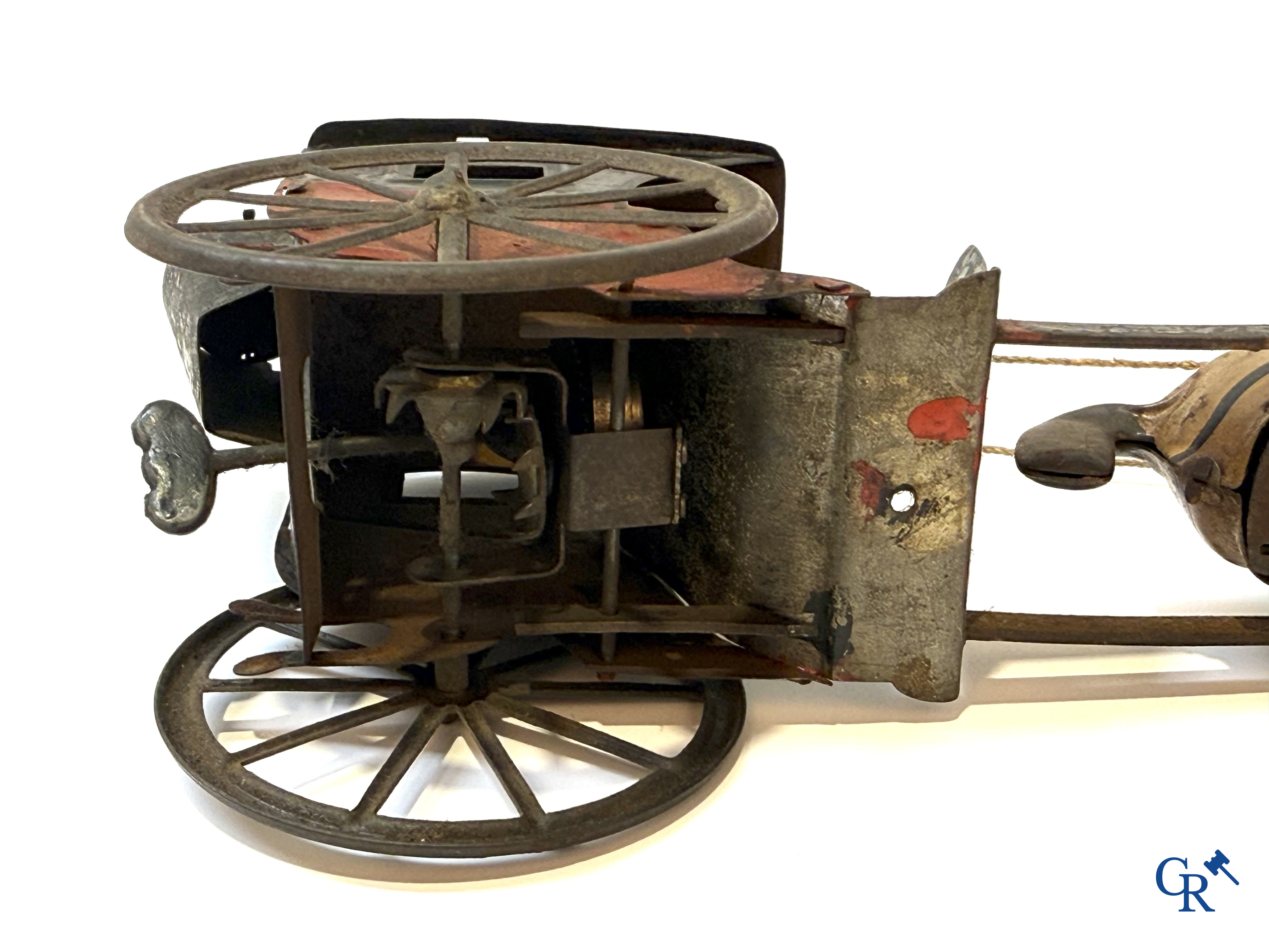 Fernand Martin, mechanisch speelgoed, zeldzame koets met paard, beschilderd blik. Gemerkt F.M. France Paris. Circa 1905.