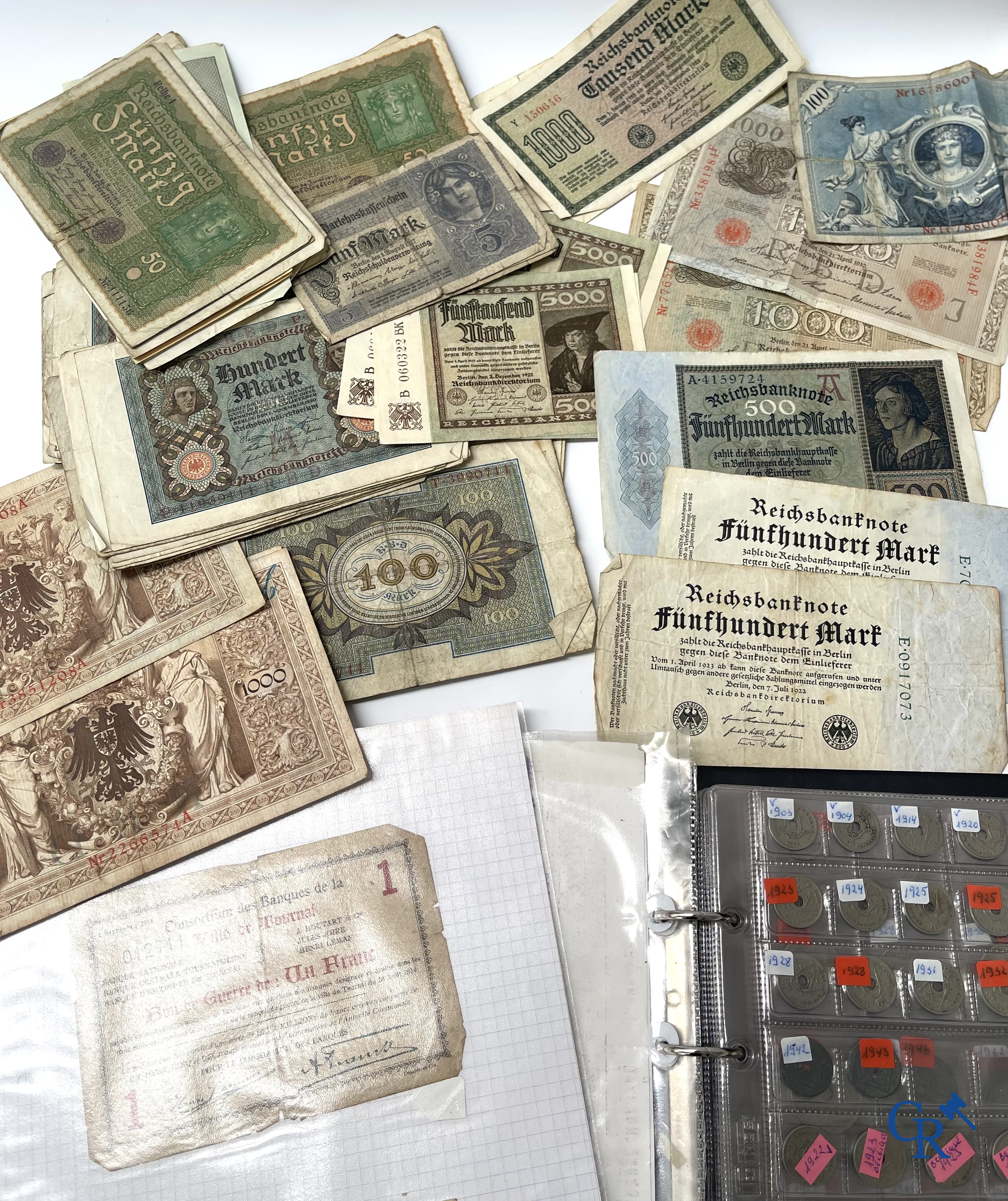 Oude munten en bankbiljetten. Een grote verzameling oude munten en bankbiljetten. Meerdere munten in zilver.