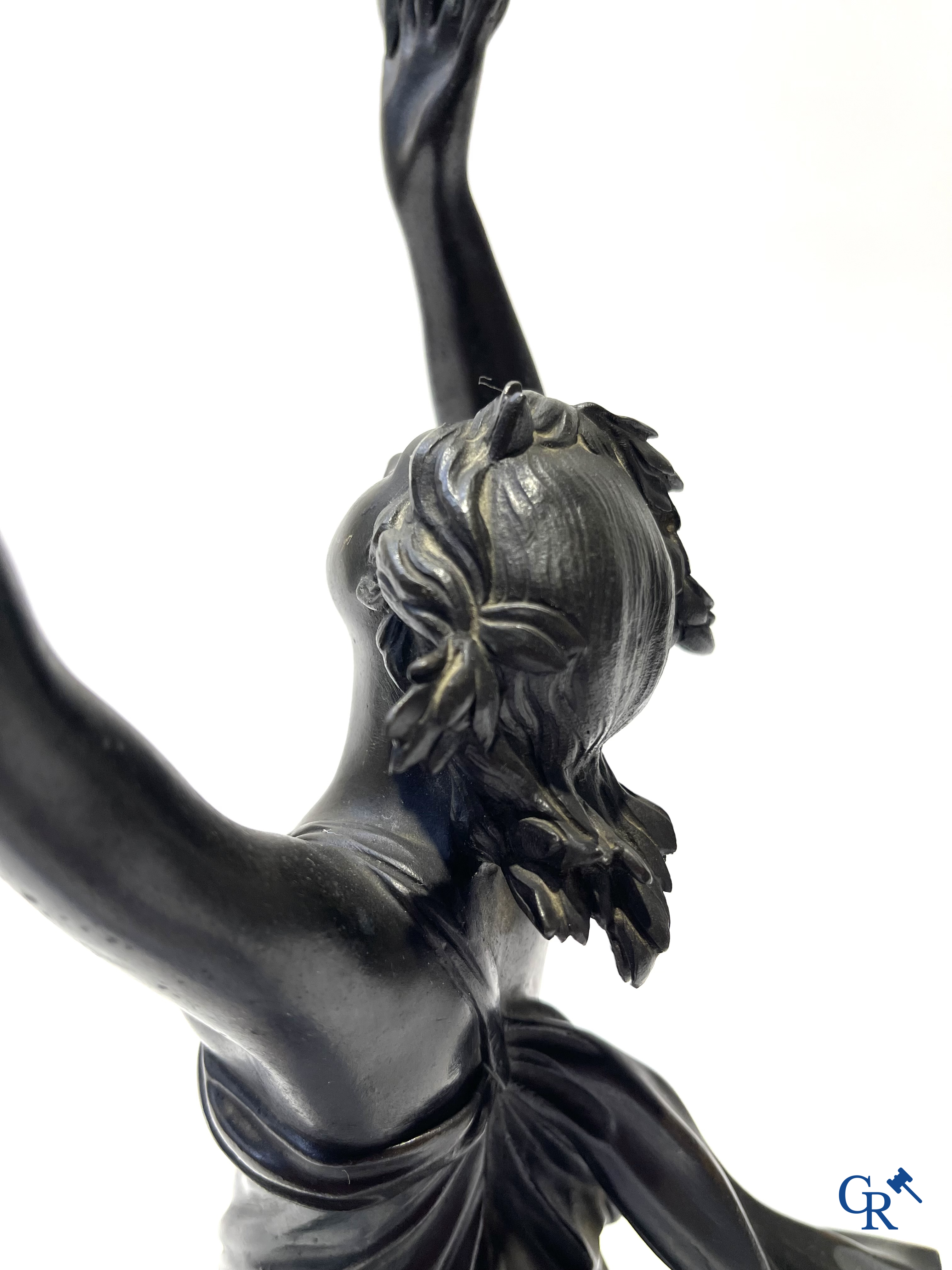 Bronzen beeld in de antieke stijl met voorstelling van Daphne, naar de Griekse mythe van Apollo en Daphne. 19e eeuw.