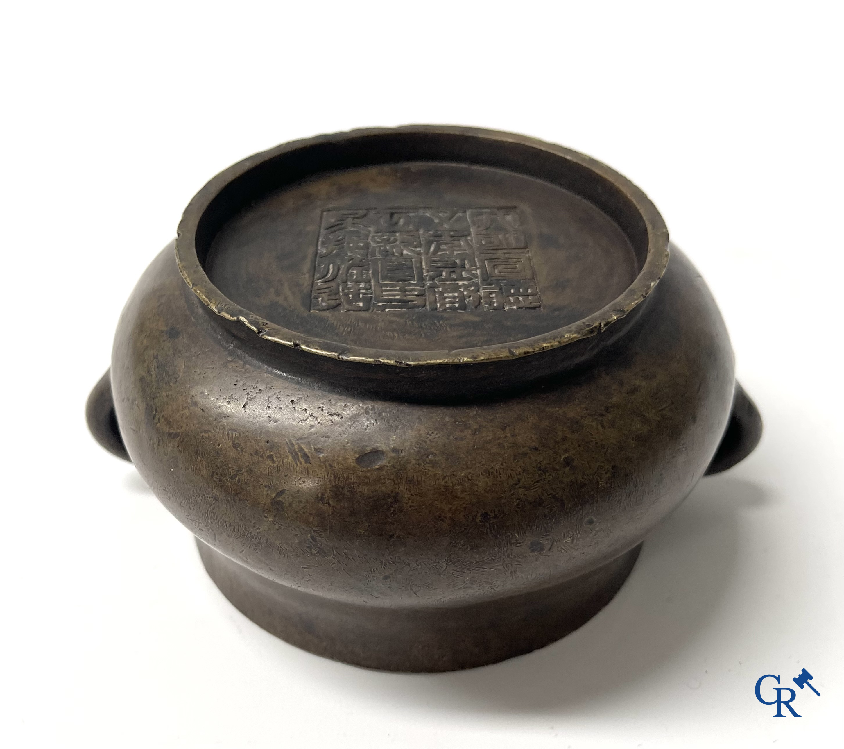 Aziatica. Een Chinese bronzen wierookbrander. Gemerkt.